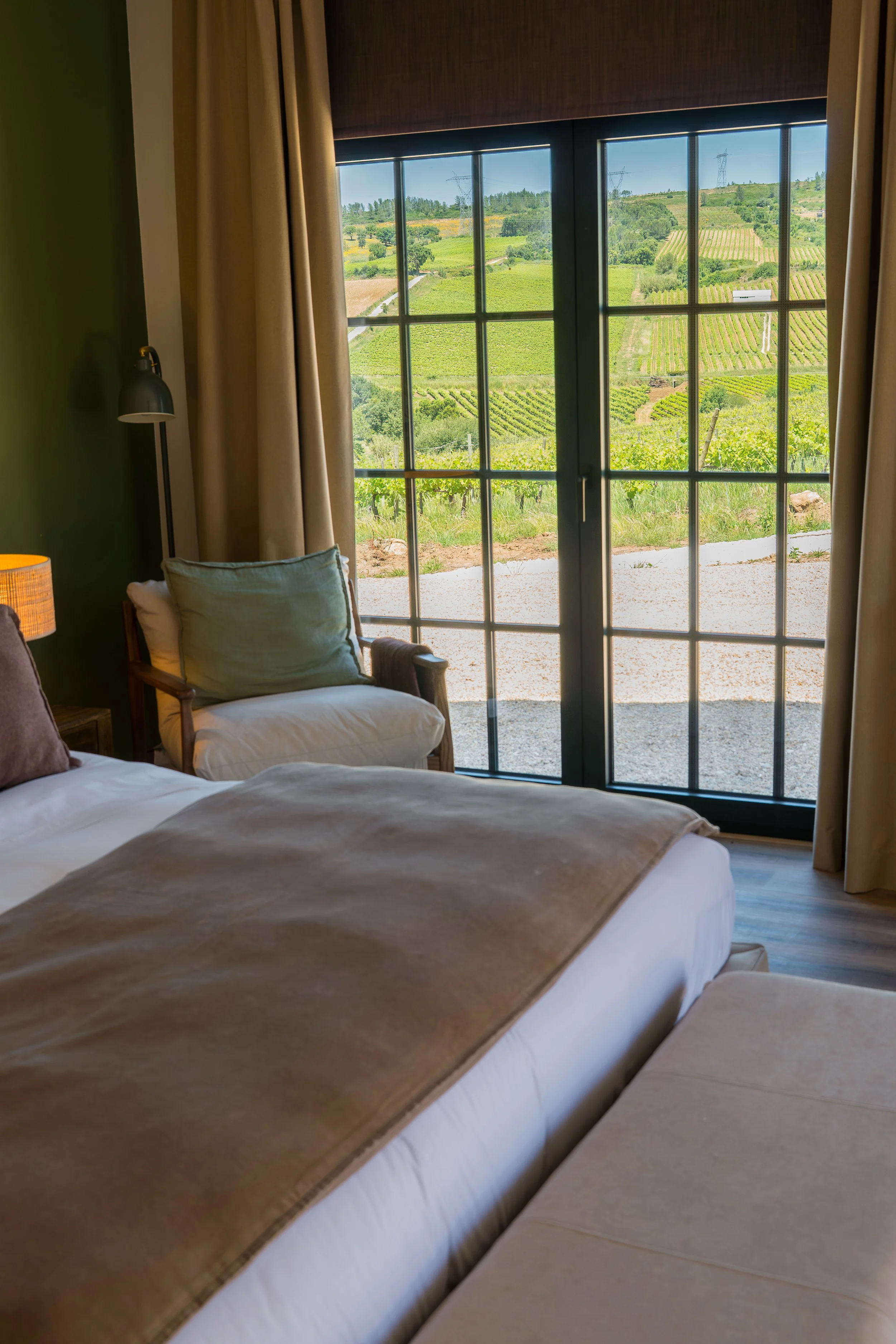 Vineyard Suite Bed and Window 01.jpg