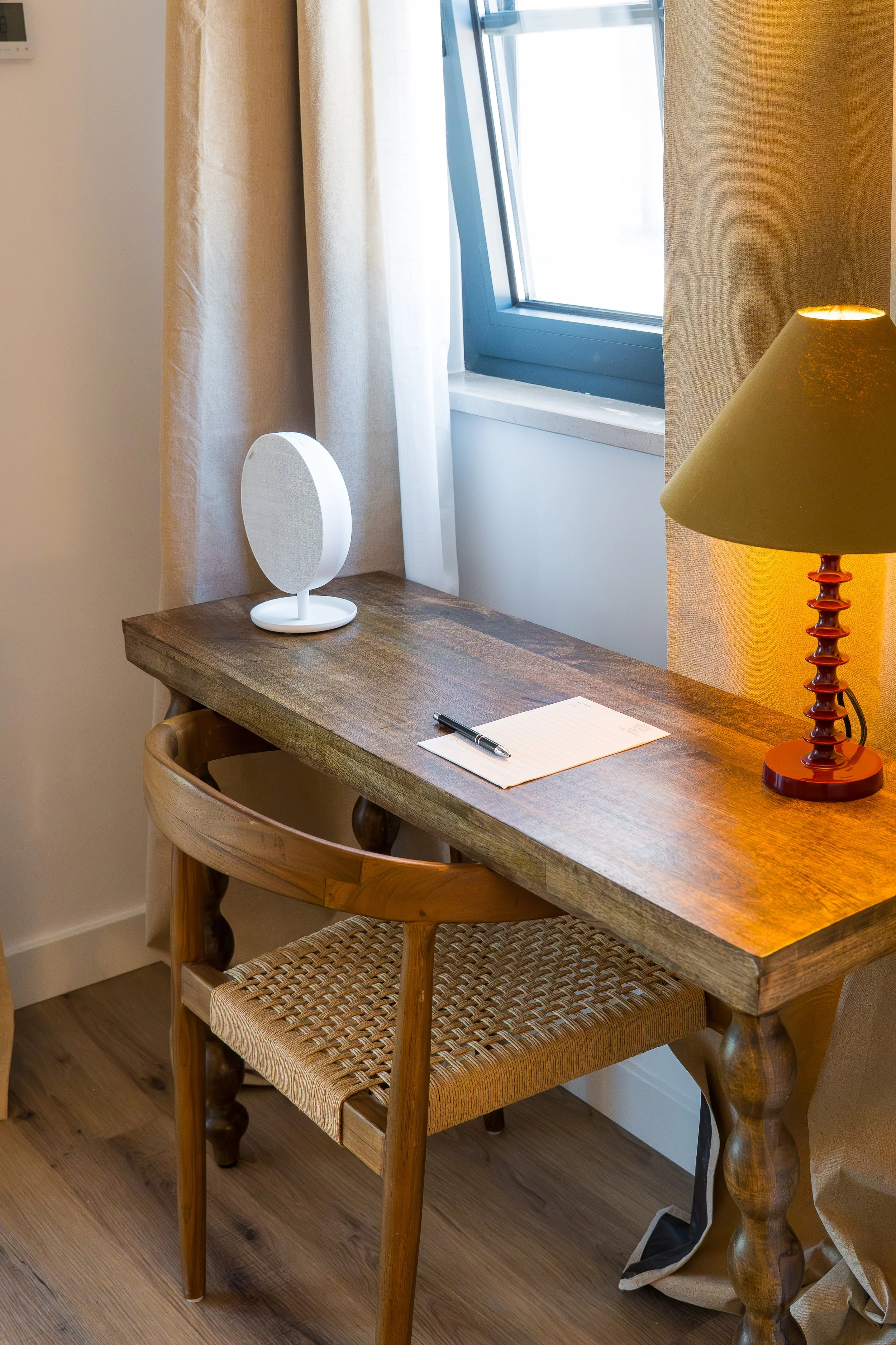 Vineyard Suite Desk 01.jpg