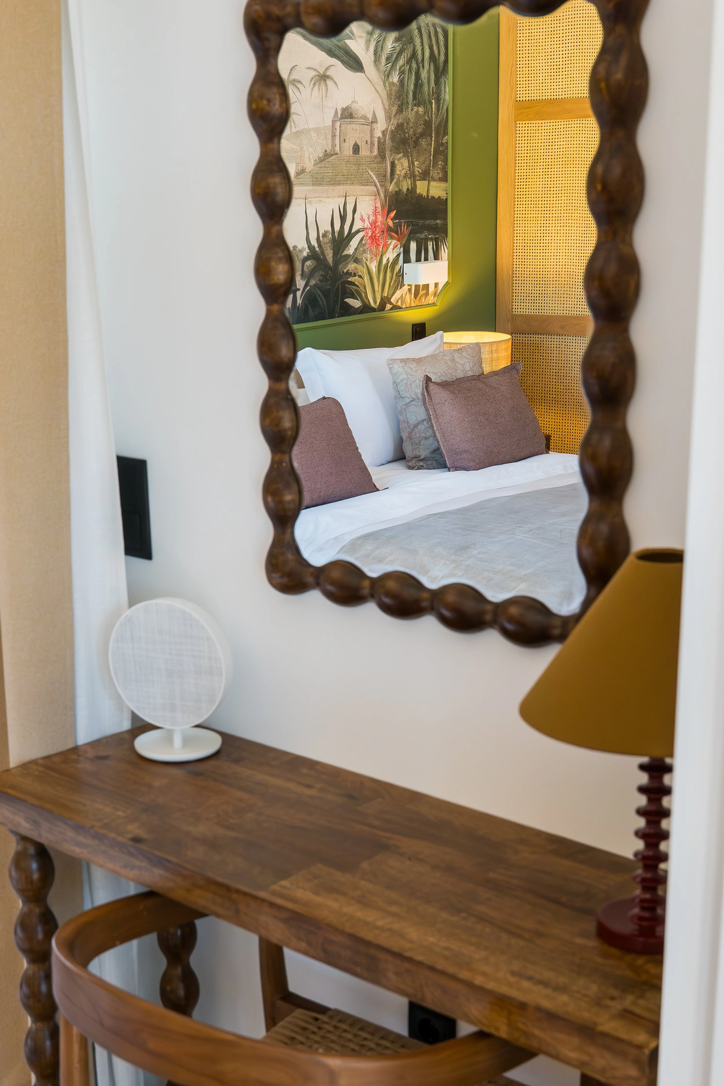Vineyard Suite Desk 02.jpg
