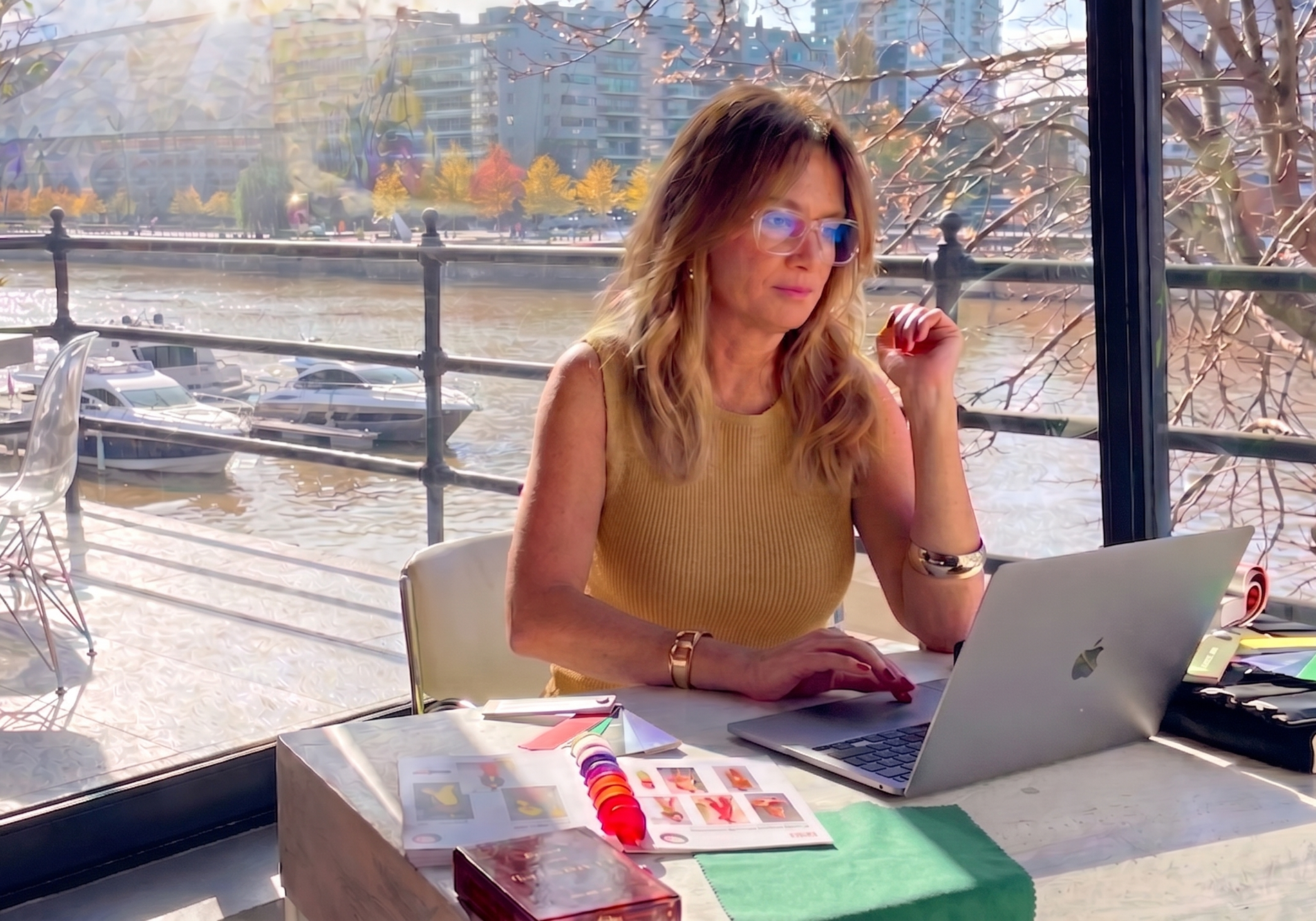 Florencia Ducós subiendo contenido actualizado para el grupo de asesoras de imagen del Método FD