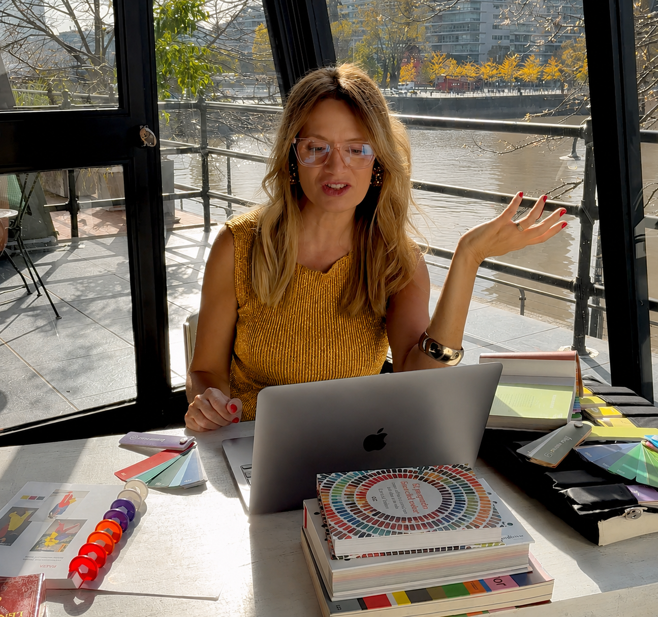 Florencia Ducós trabajando en una mentoría 1:1 a asesora de imagen internacional.
