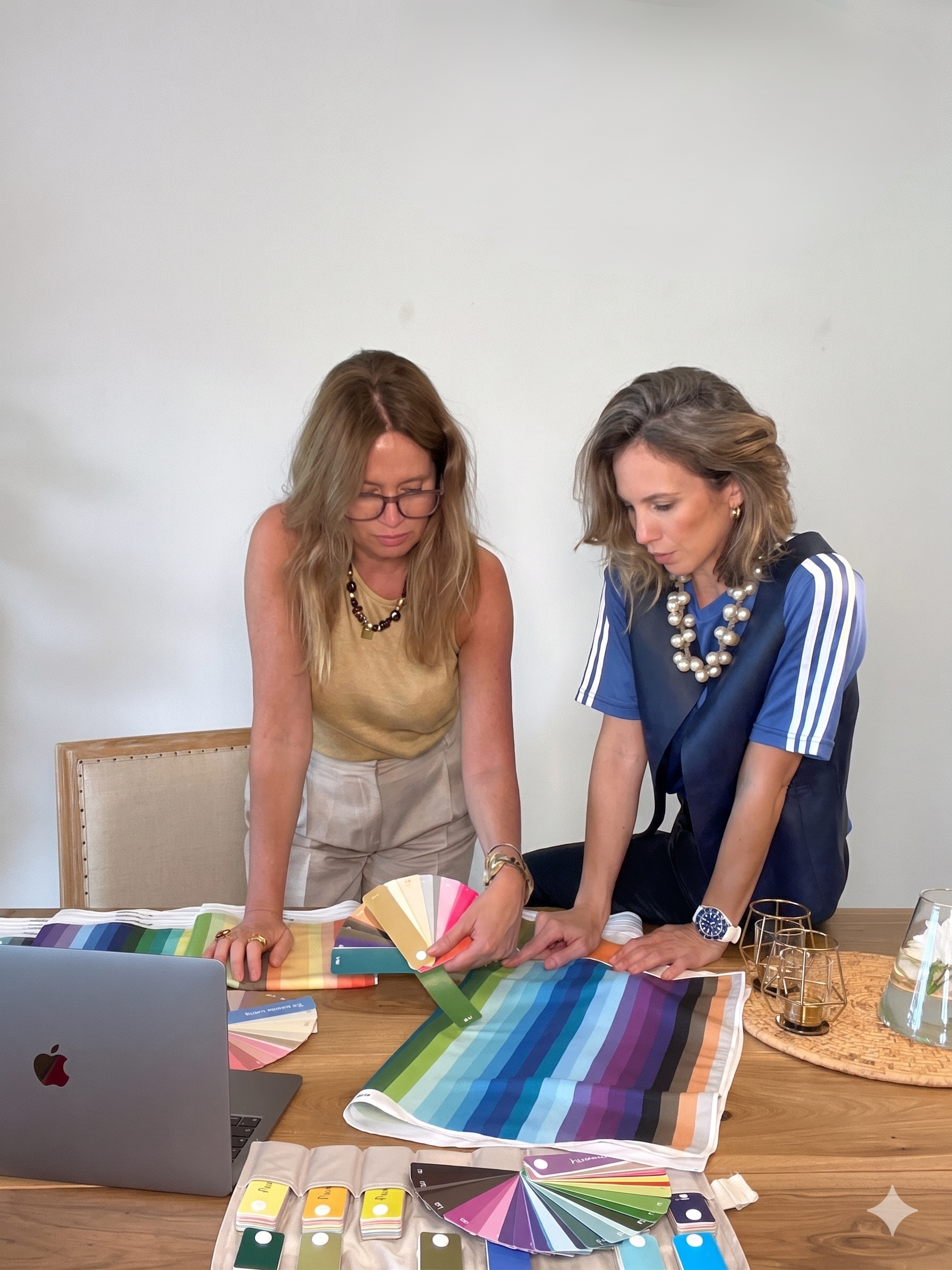 Florencia Ducós junto asesora de imagen analizando colorimetría del Método FD