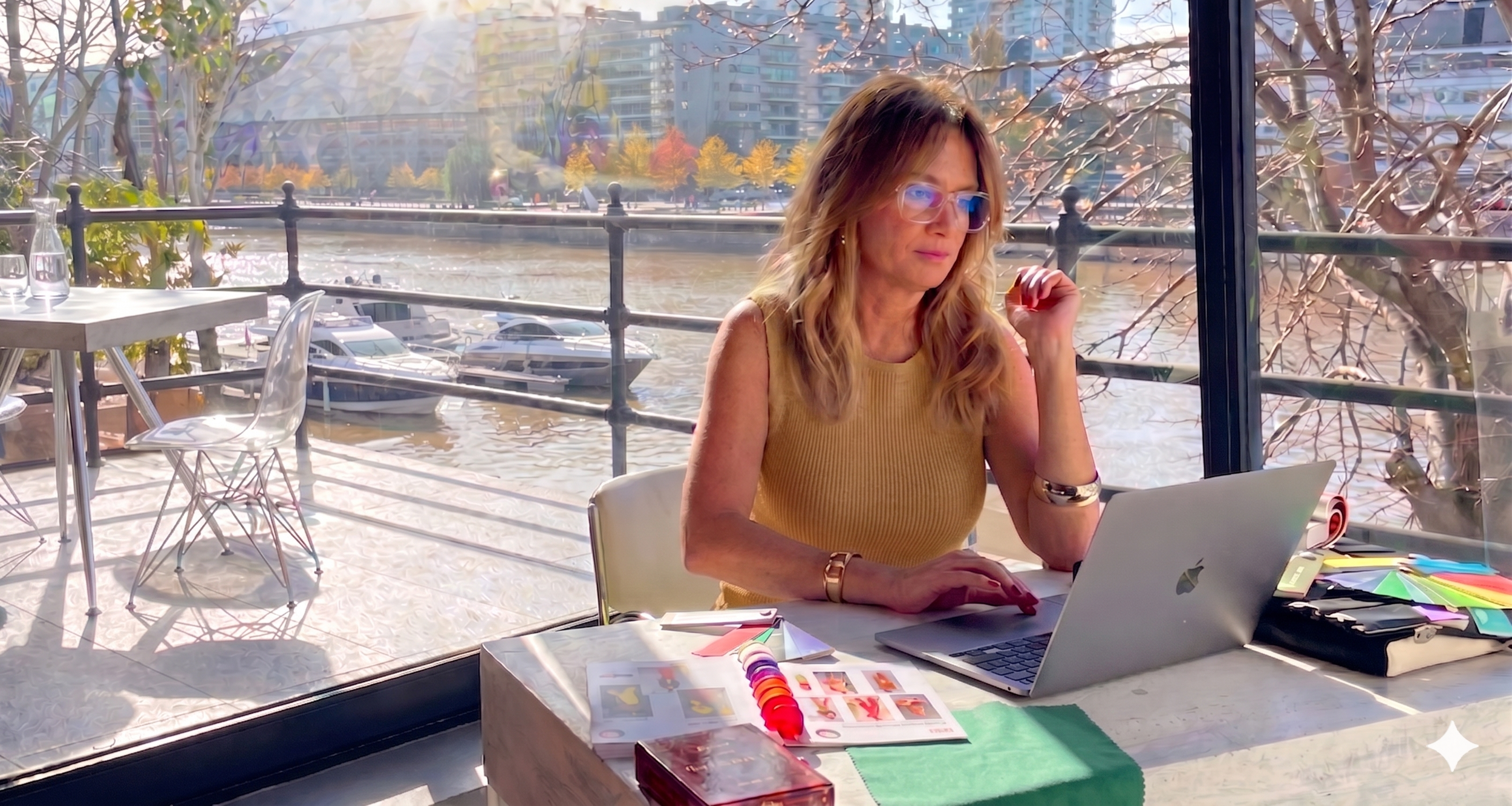 Florencia Ducós trabajando en una especialización para el Método FD en sus oficinas frente al rio.