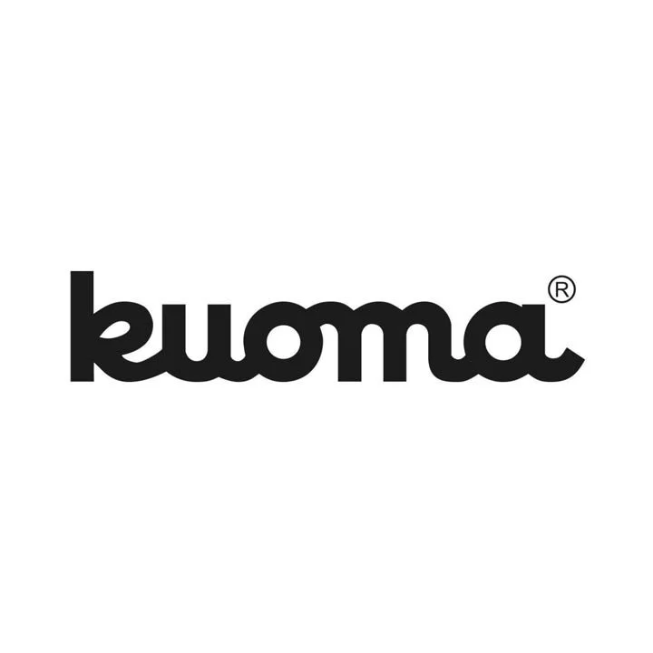 Mustavalkoinen logo, jossa teksti 'kuoma' 