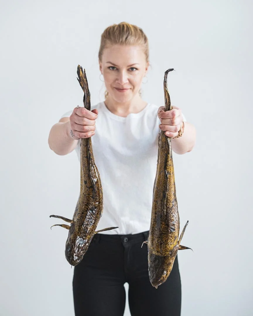 Nainen pitää kädessään kahta madetta.
