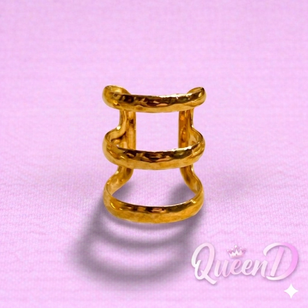Queen D – Golden Trine Ear Cuff