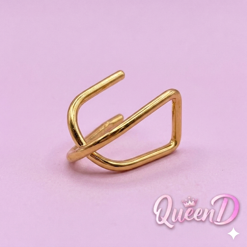Queen D – Golden Vertex Ear Cuff
