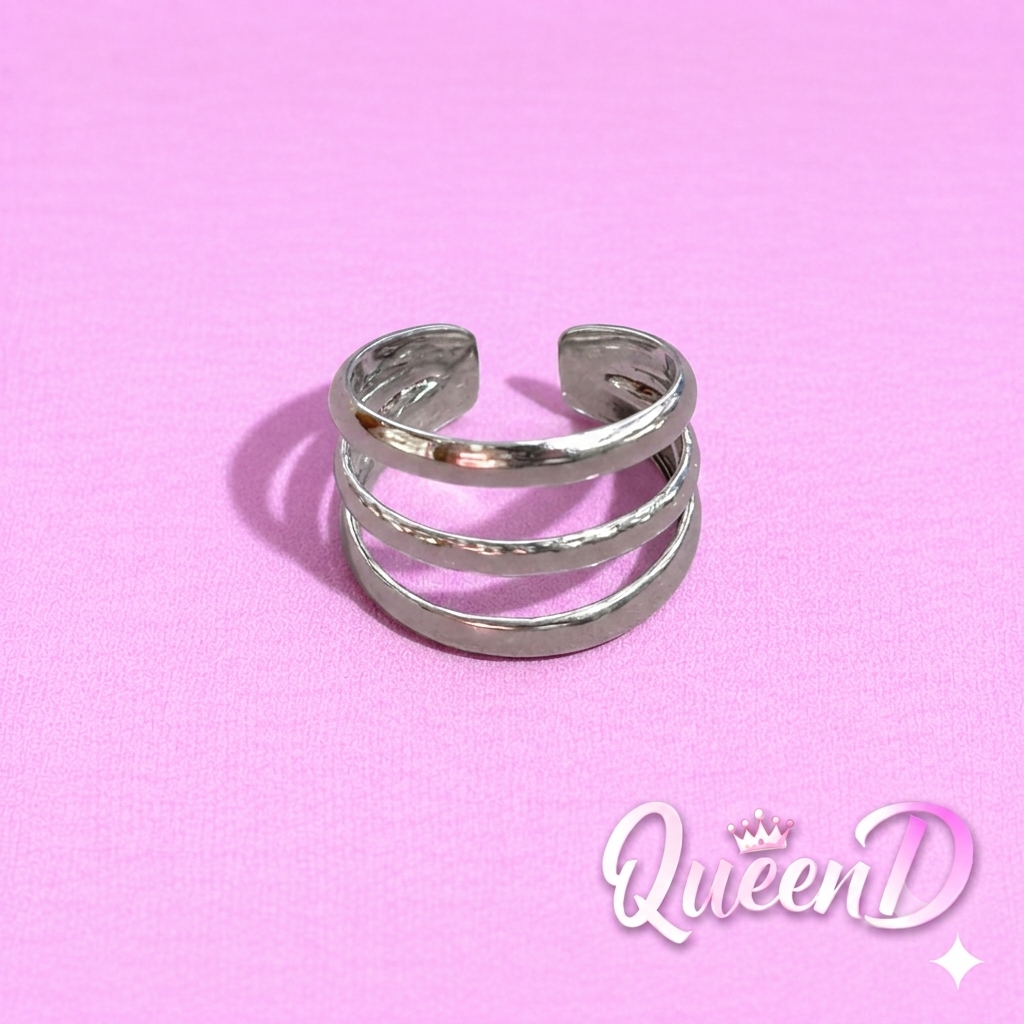 Queen D – Silver Eclipse Ear Cuff