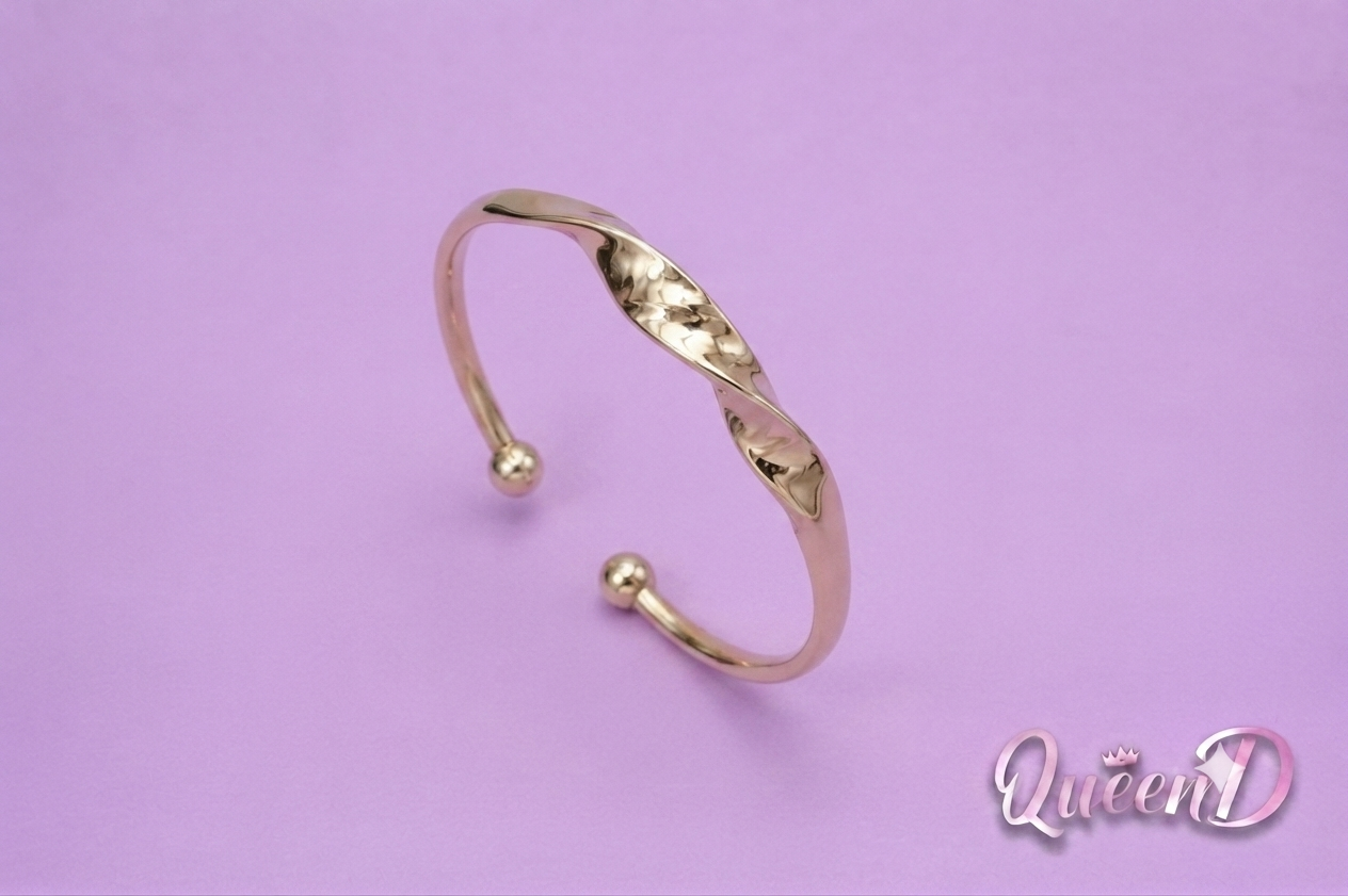 Queen D – Golden Twist Bracelet