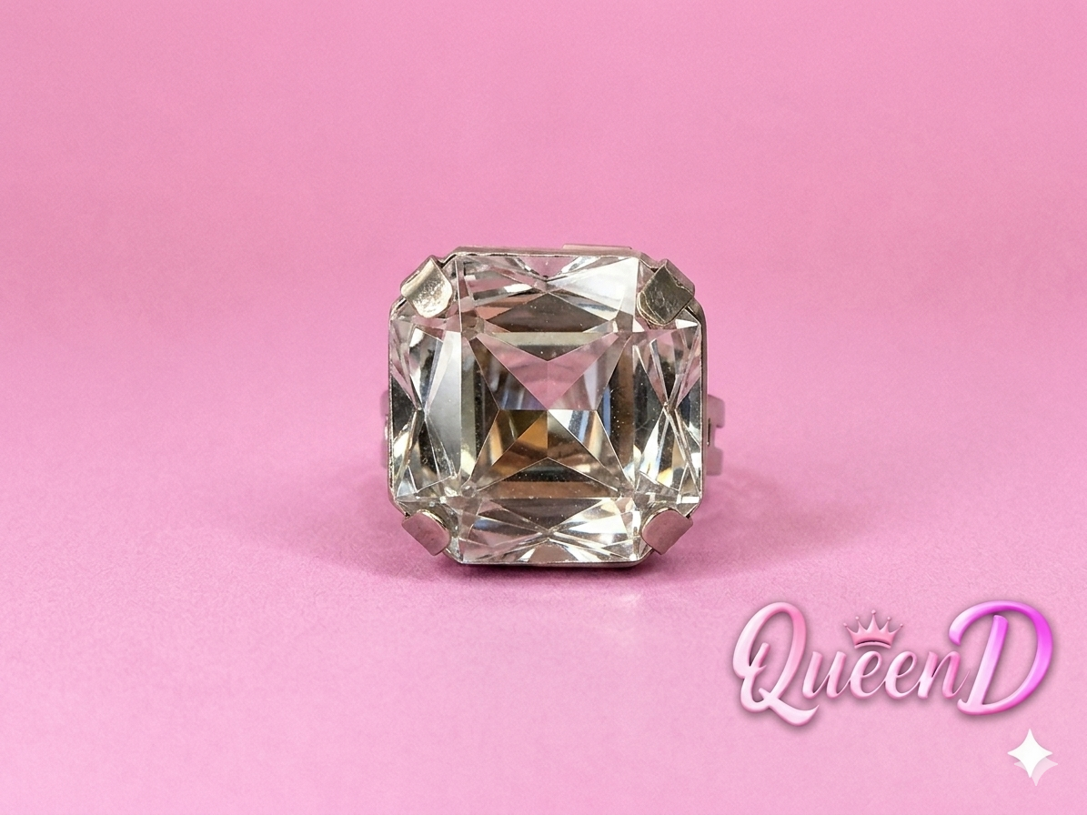 Queen D – Regal Prism Ring