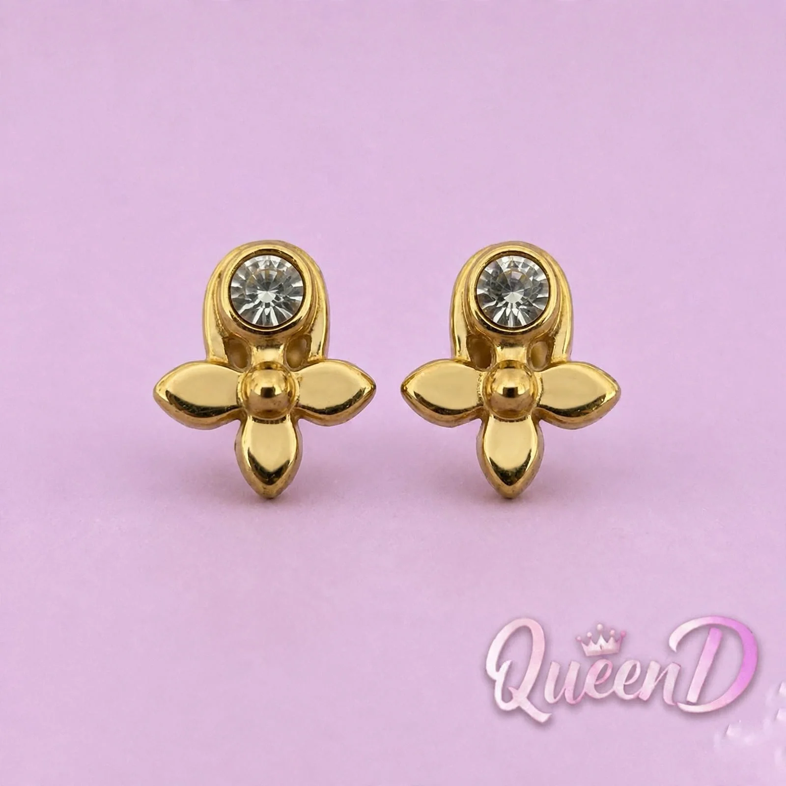 Queen D – Gold Floral Stud Earrings