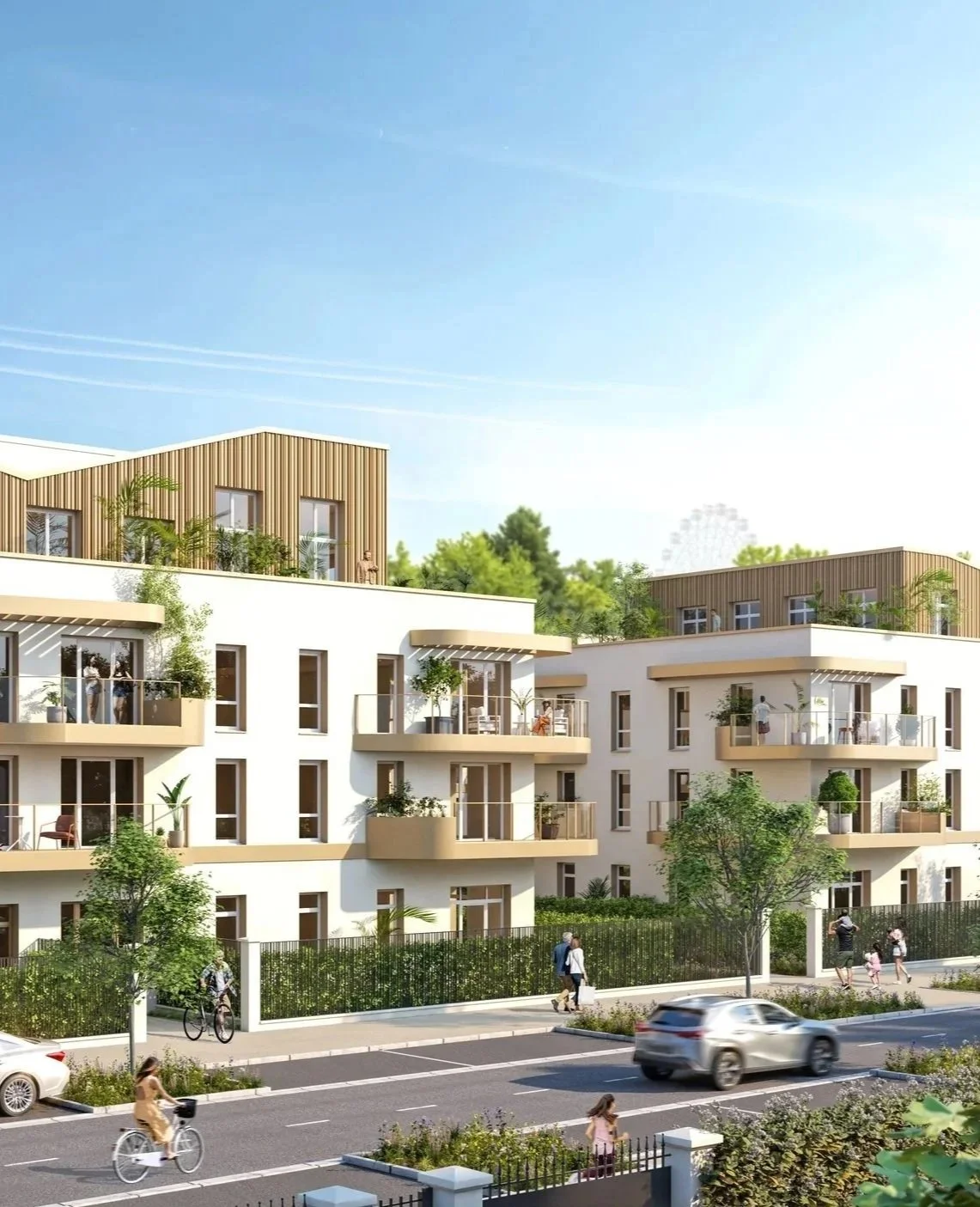 Vue d'un bâtiment moderne résidentiel avec plusieurs appartements, balcons avec végétation et toits en bois, entouré d'arbres et d'une rue animée avec des piétons, cyclistes et voitures, par temps clair et ensoleillé.