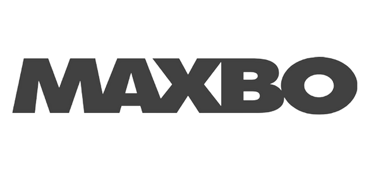 Logo med teksten "MAXBO" i store, svarte bokstaver på hvit bakgrunn.