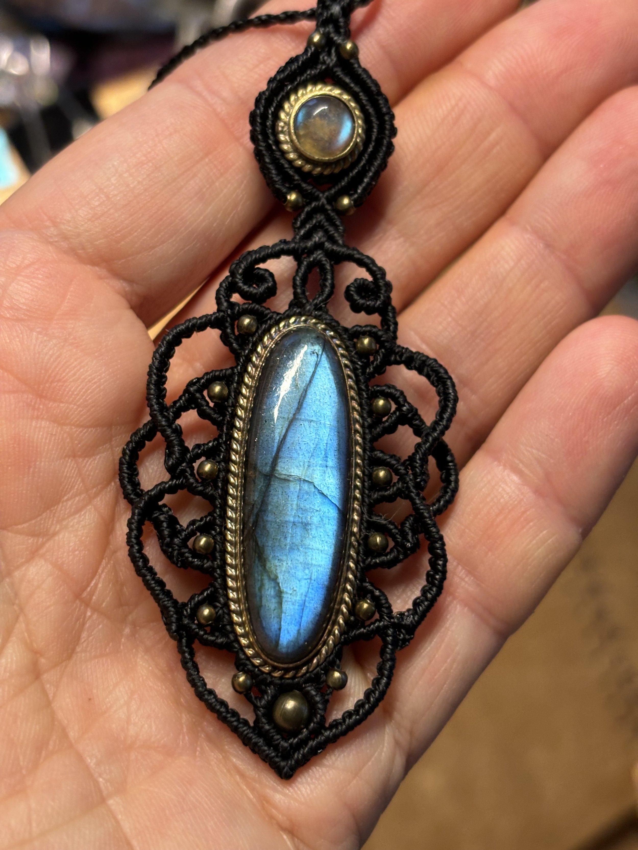 Labradorite, protection, magie, lumière… 