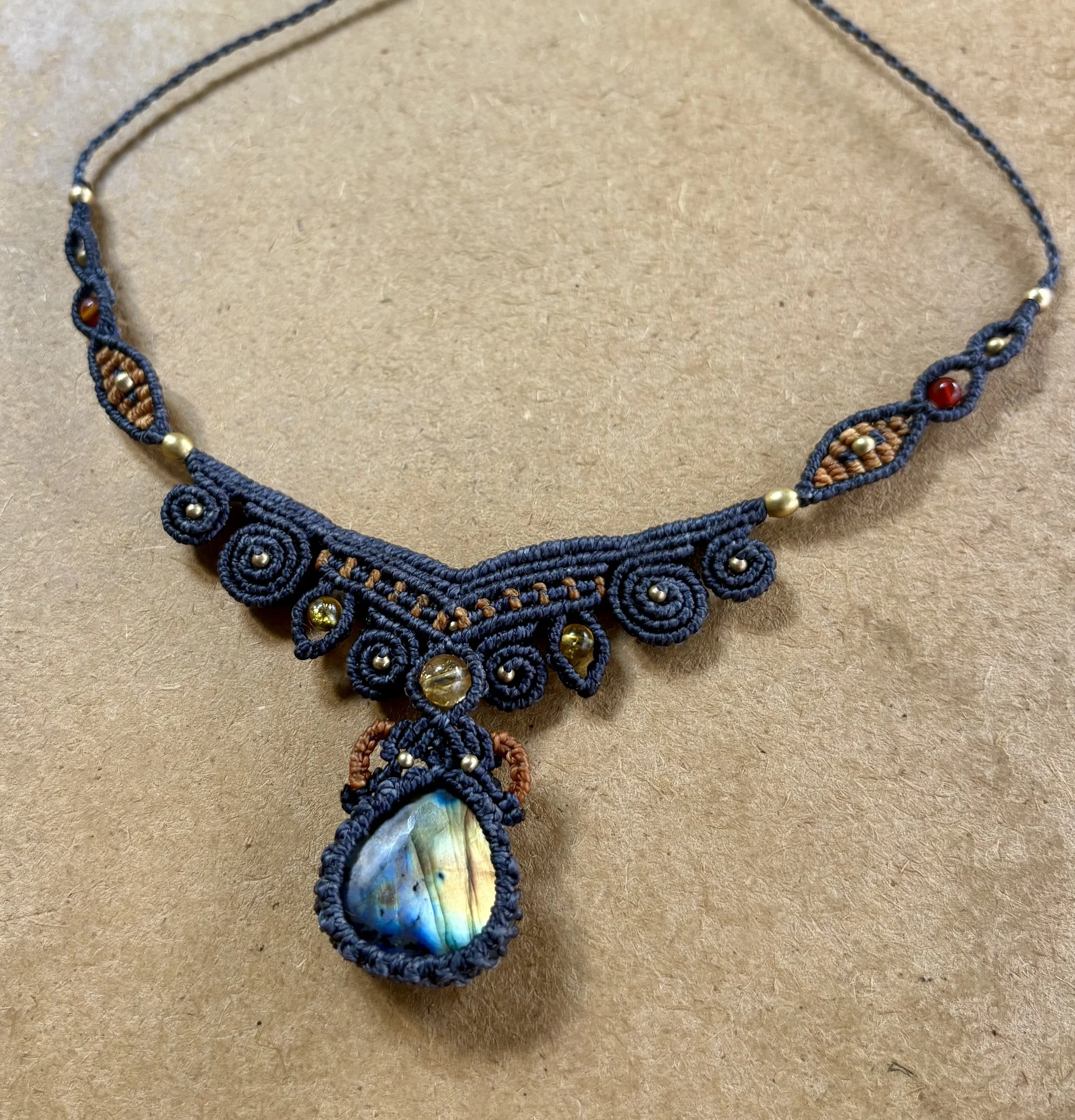 Collier "Spirales d'aurore", Labradorite, citrine et cornaline
