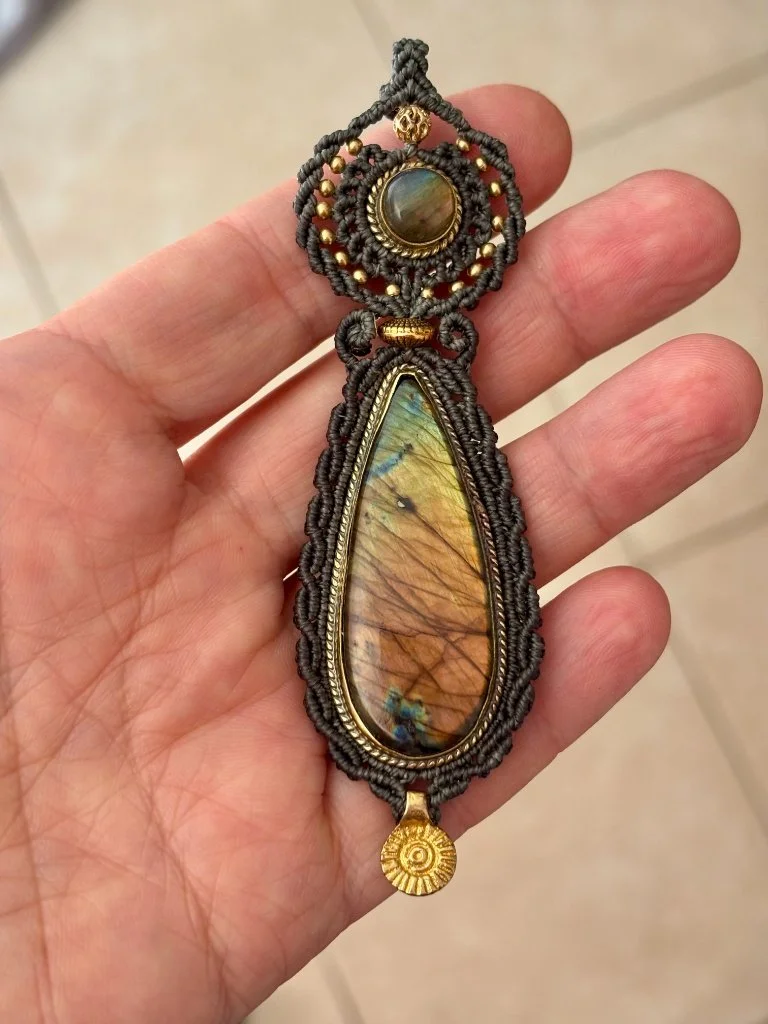 Talisman "Sanctuaire de la Lune d'Or" - Labradorite dorée