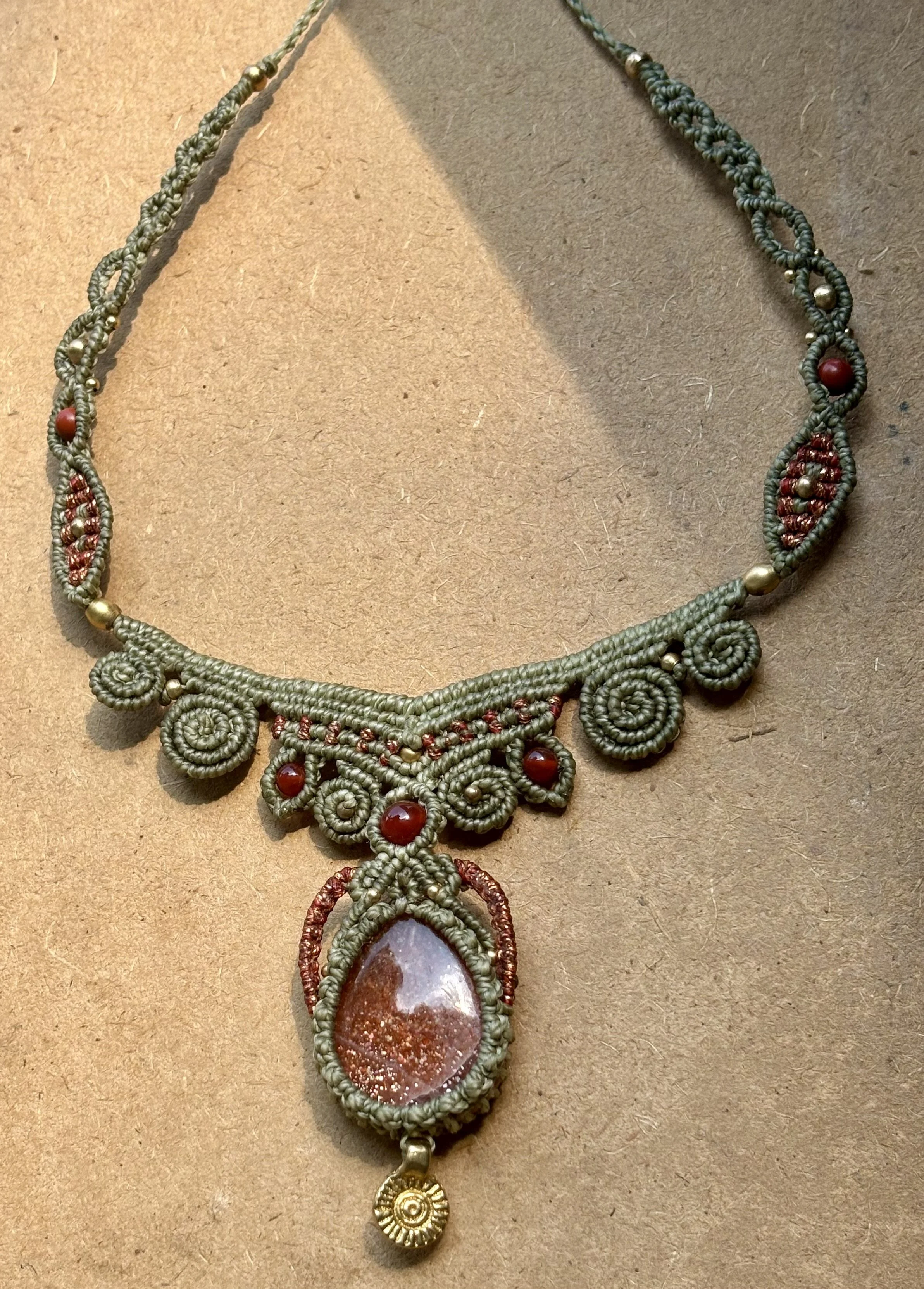 Collier "Spirales solaires" — Pierre de Soleil & Cornaline