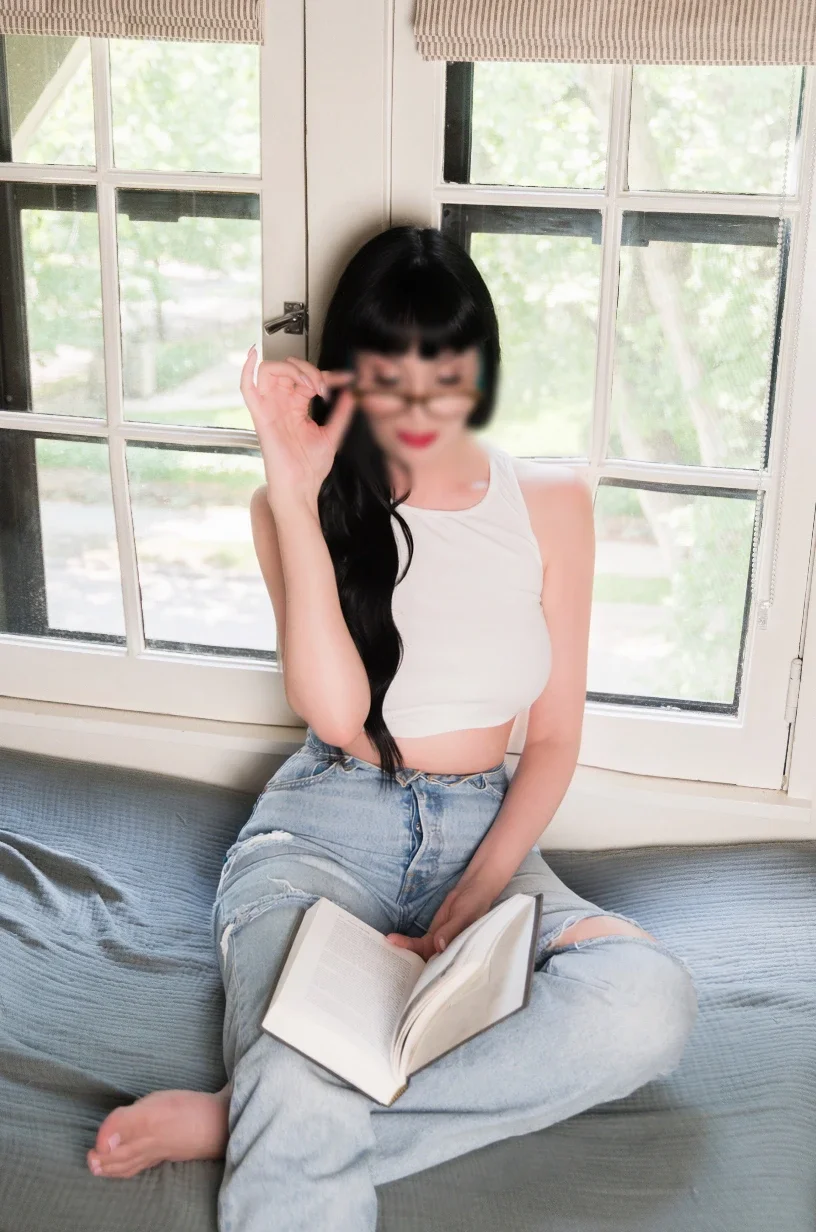 andrea-stonelle-jeans-3.webp