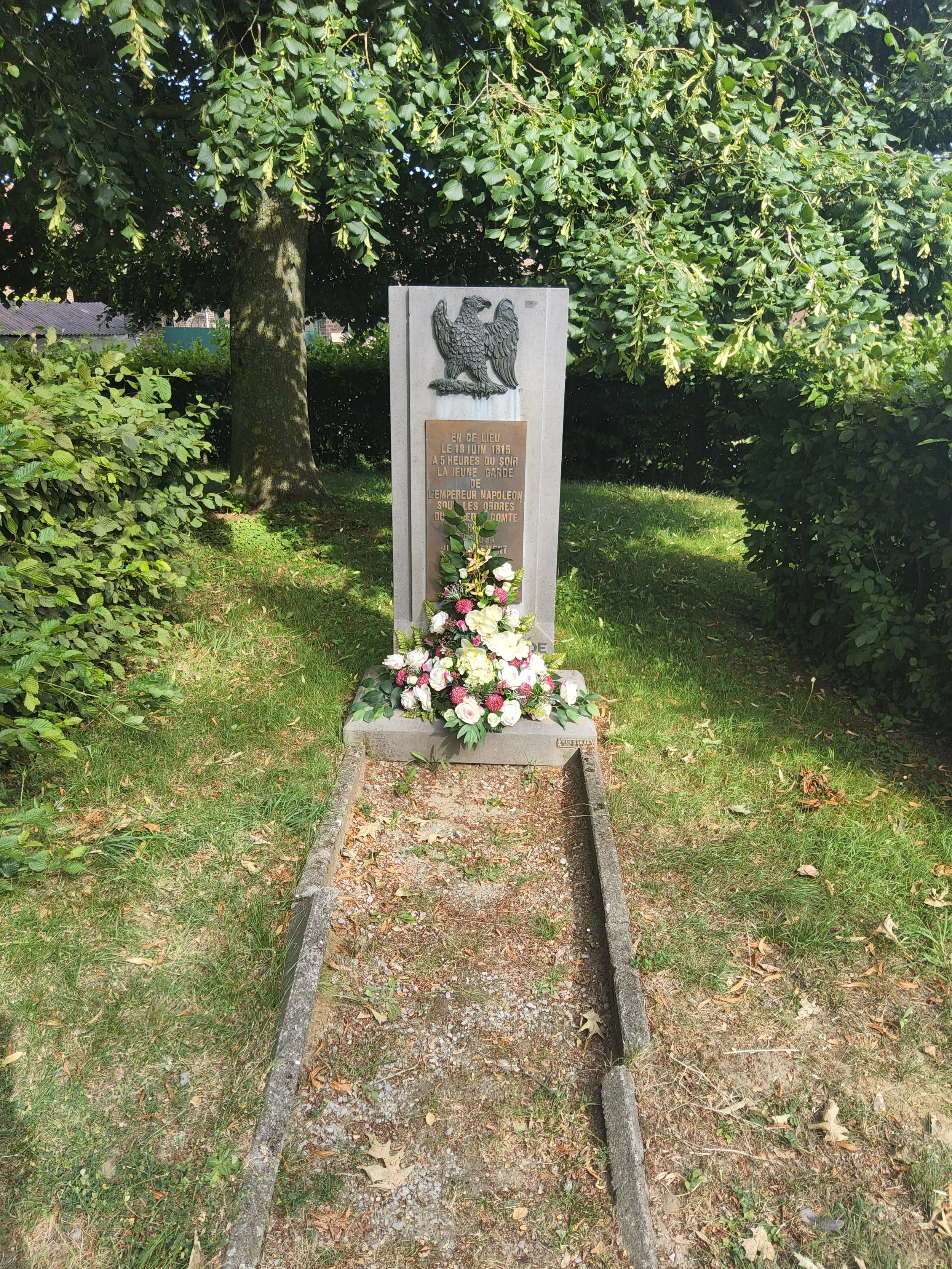 monument hommage jeune garde Plancenoit