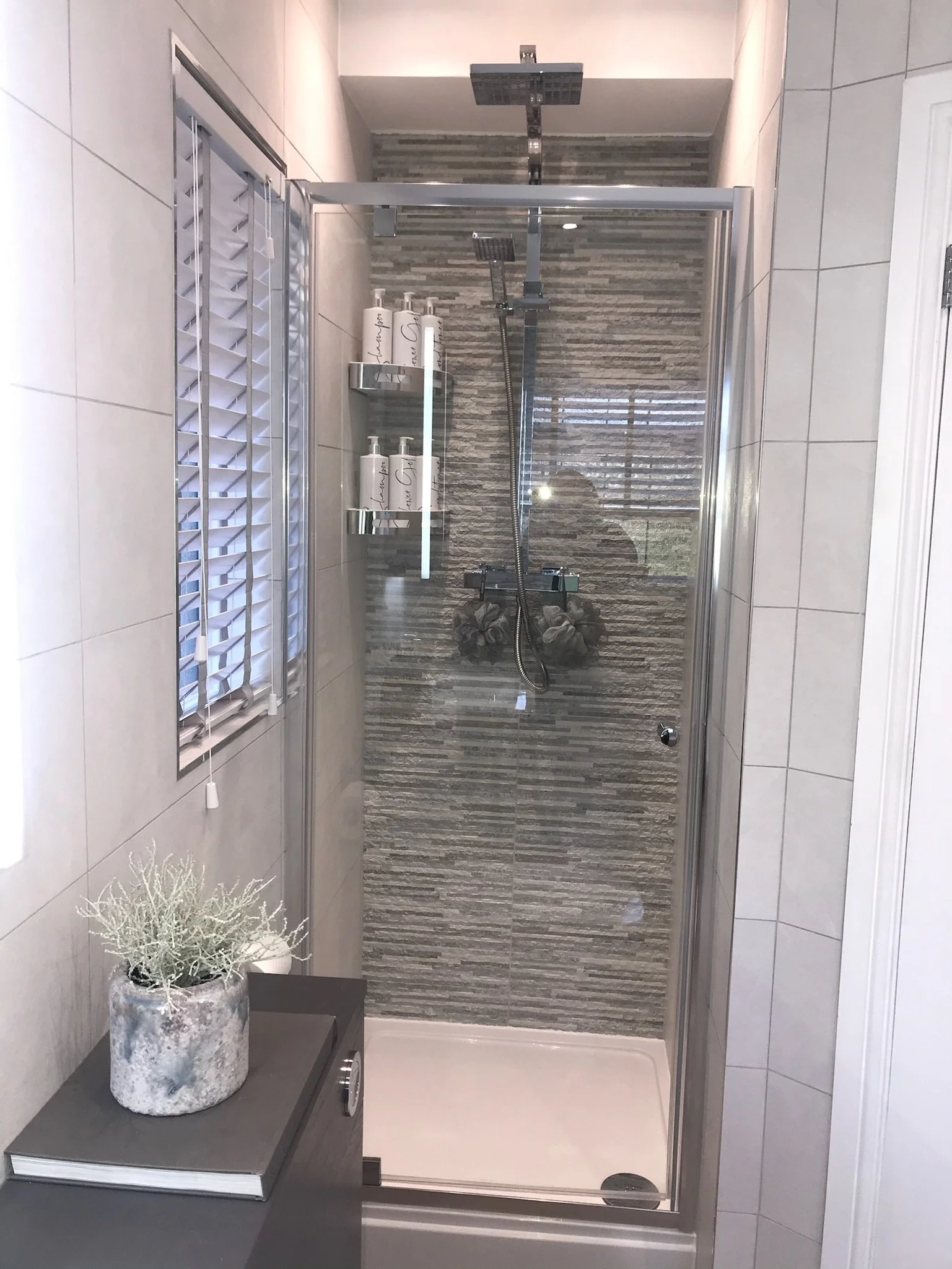 Shower enclosure / Double ended bath with tiled panel