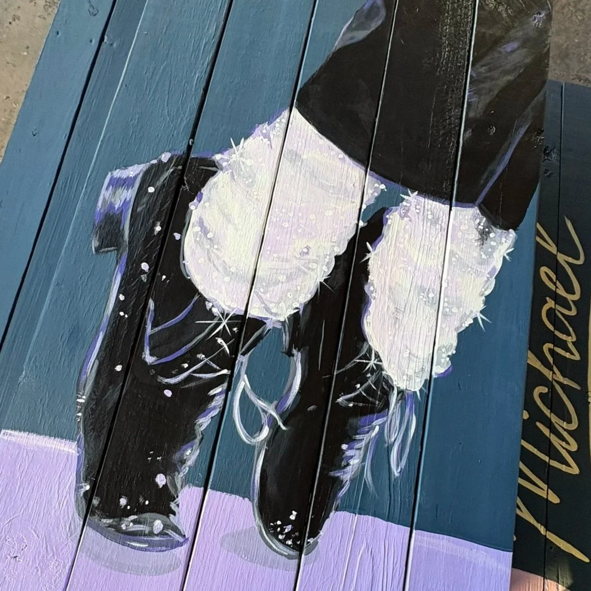 This table pays tribute to the one and only King of Pop. His music and iconic moves continue to make every generation want to get up and dance. This one's for you Caro!