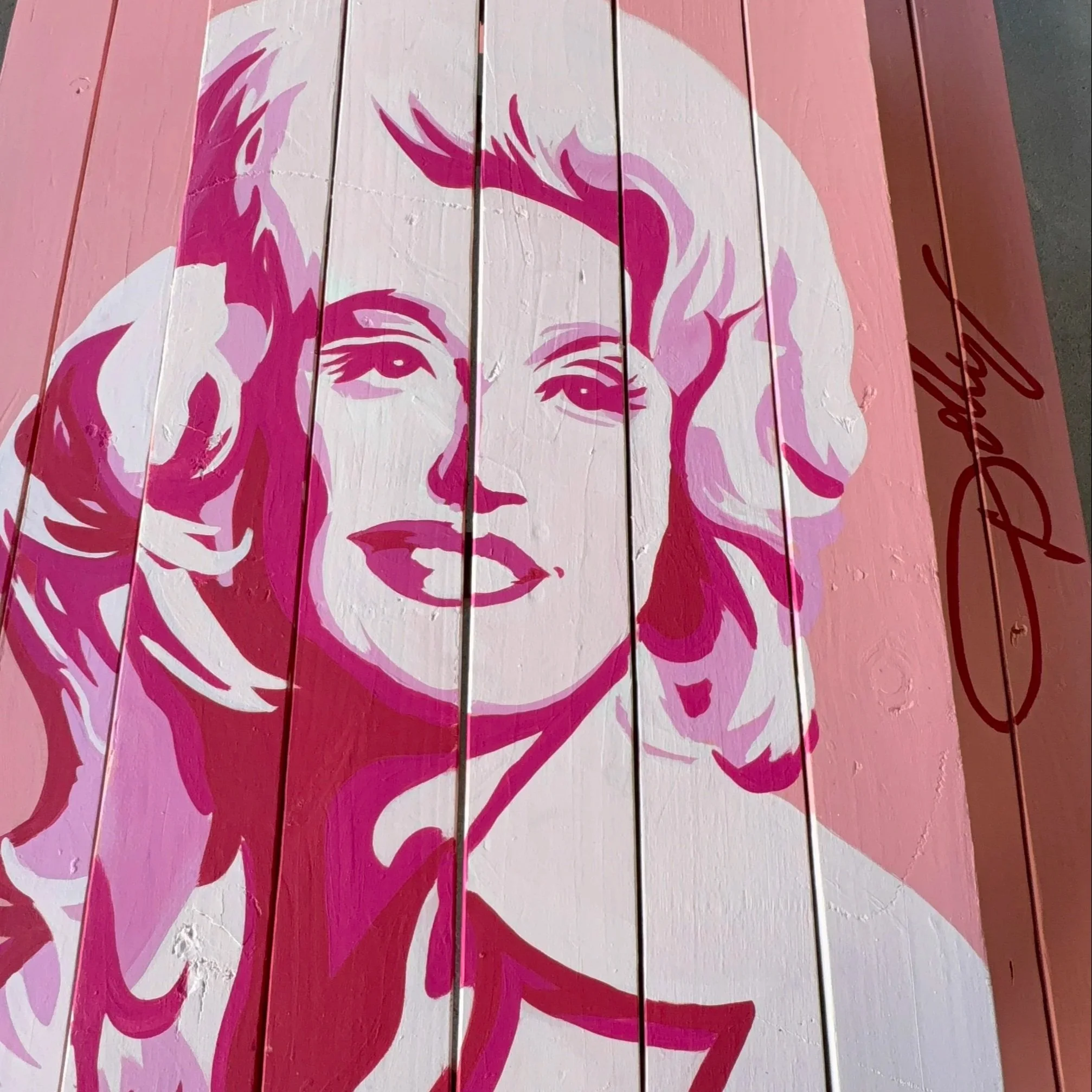 Big hair, an even bigger legacy —this table honors the queen of country music. Dolly reminds women everywhere to dream boldly, laugh freely, and never dim their sparkle.