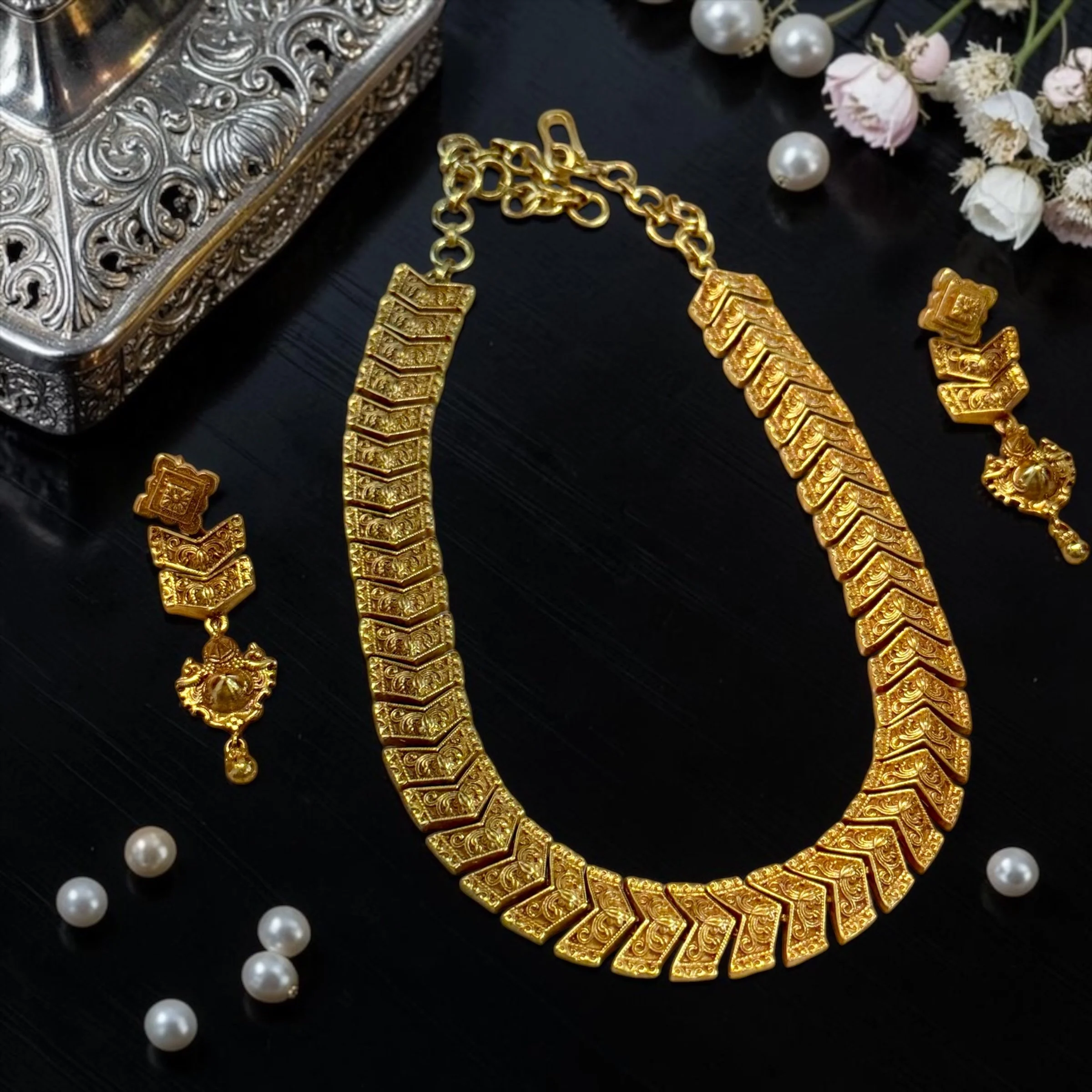 Rajvanshi Vintage Chevron Necklace Set