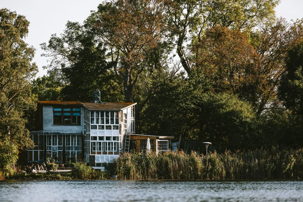 Reference photo of a lake house near the water