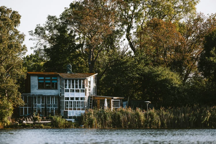 Reference photo of a lake house near the water