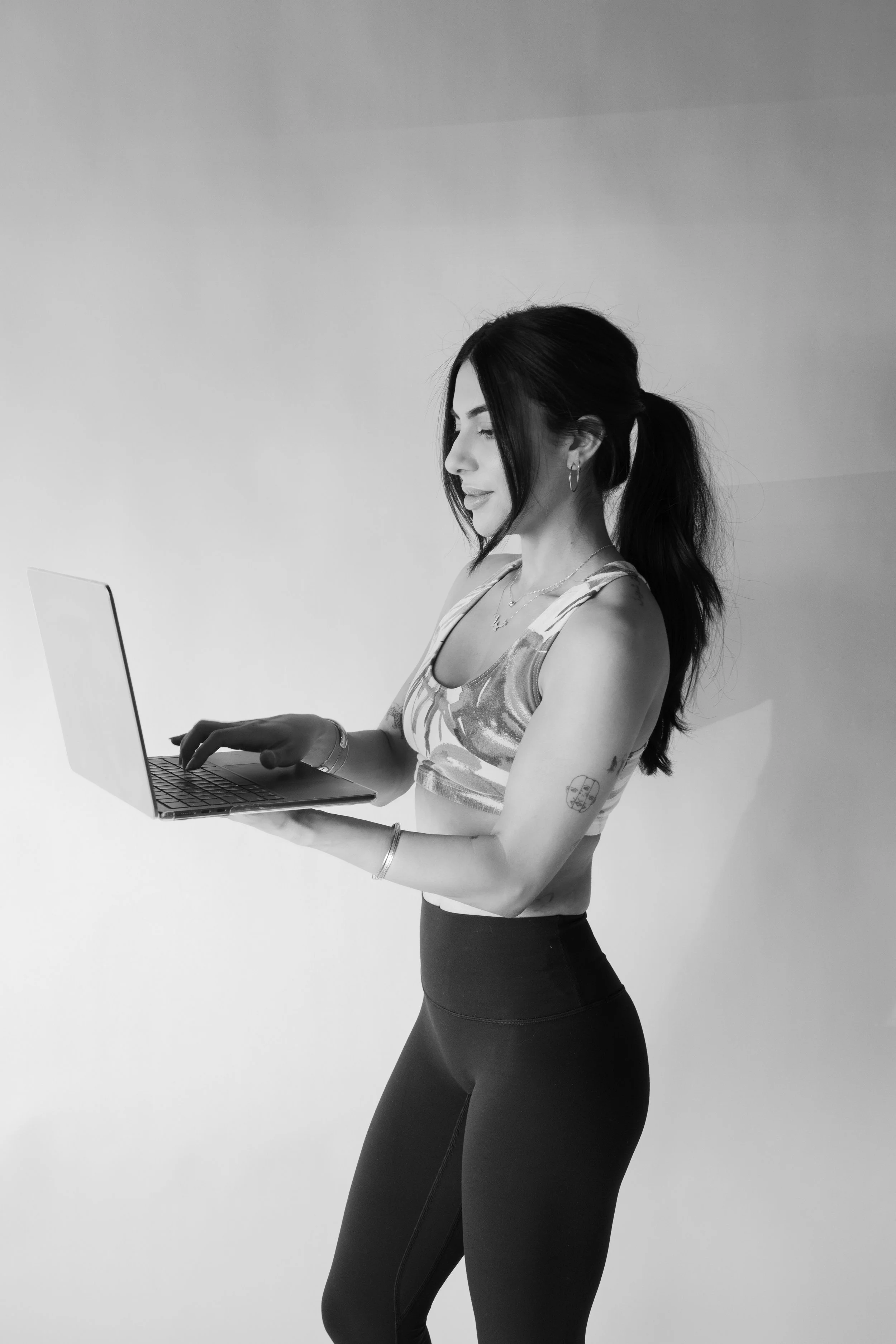 Root cause acne specialist and naturopathic doctor offering virtual 1:1 sessions and functional lab testing to uncover hormonal, gut, and lifestyle imbalances driving acne. Clear your skin from the inside out with personalized, holistic care.