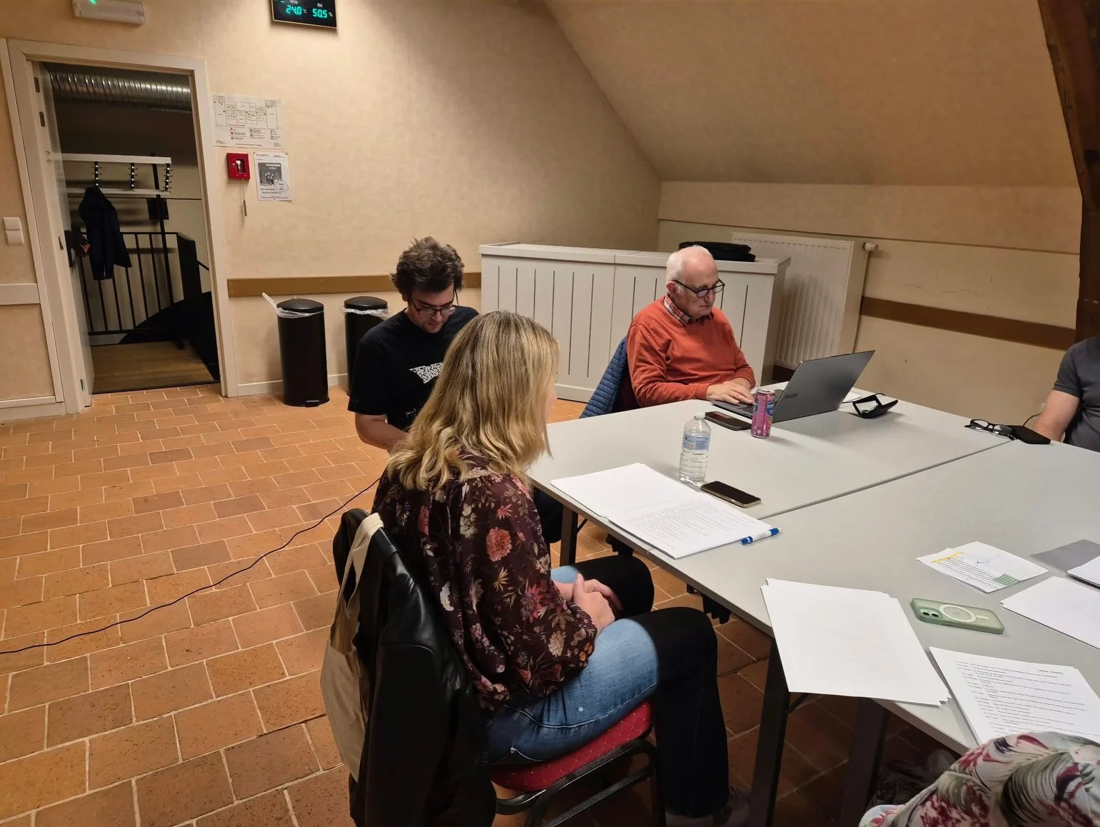 🎭 Een eerste blik achter de schermen&hellip;

Vandaag lazen we voor het eerst samen onze voorstelling Caf&eacute;praat. De eerste woorden, de eerste lach, de eerste kriebels&hellip; en vooral: v&eacute;&eacute;l zin om dit verhaal tot leven te breng
