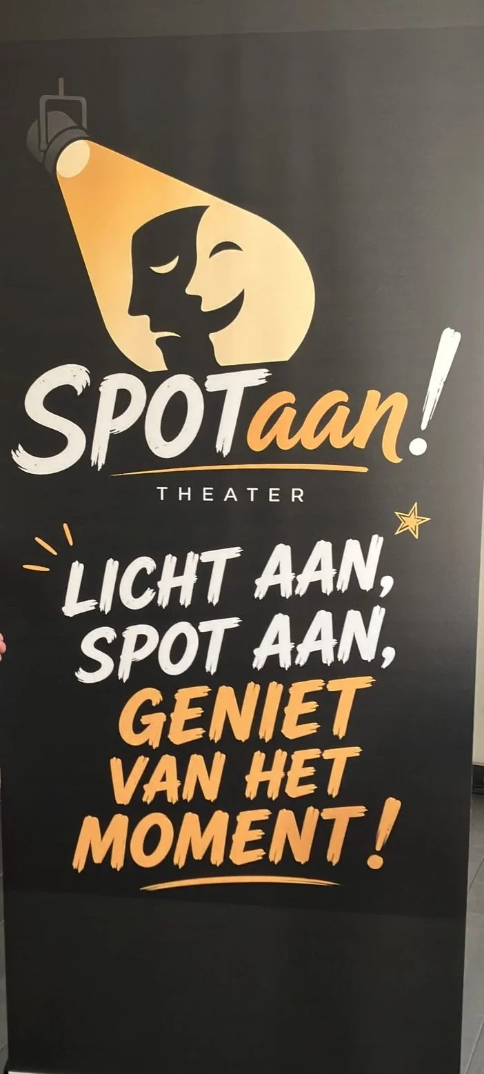 Een poster met een lichtstraal die een gezichtsshadow projecteert, met tekst over theater en genieten van het moment.