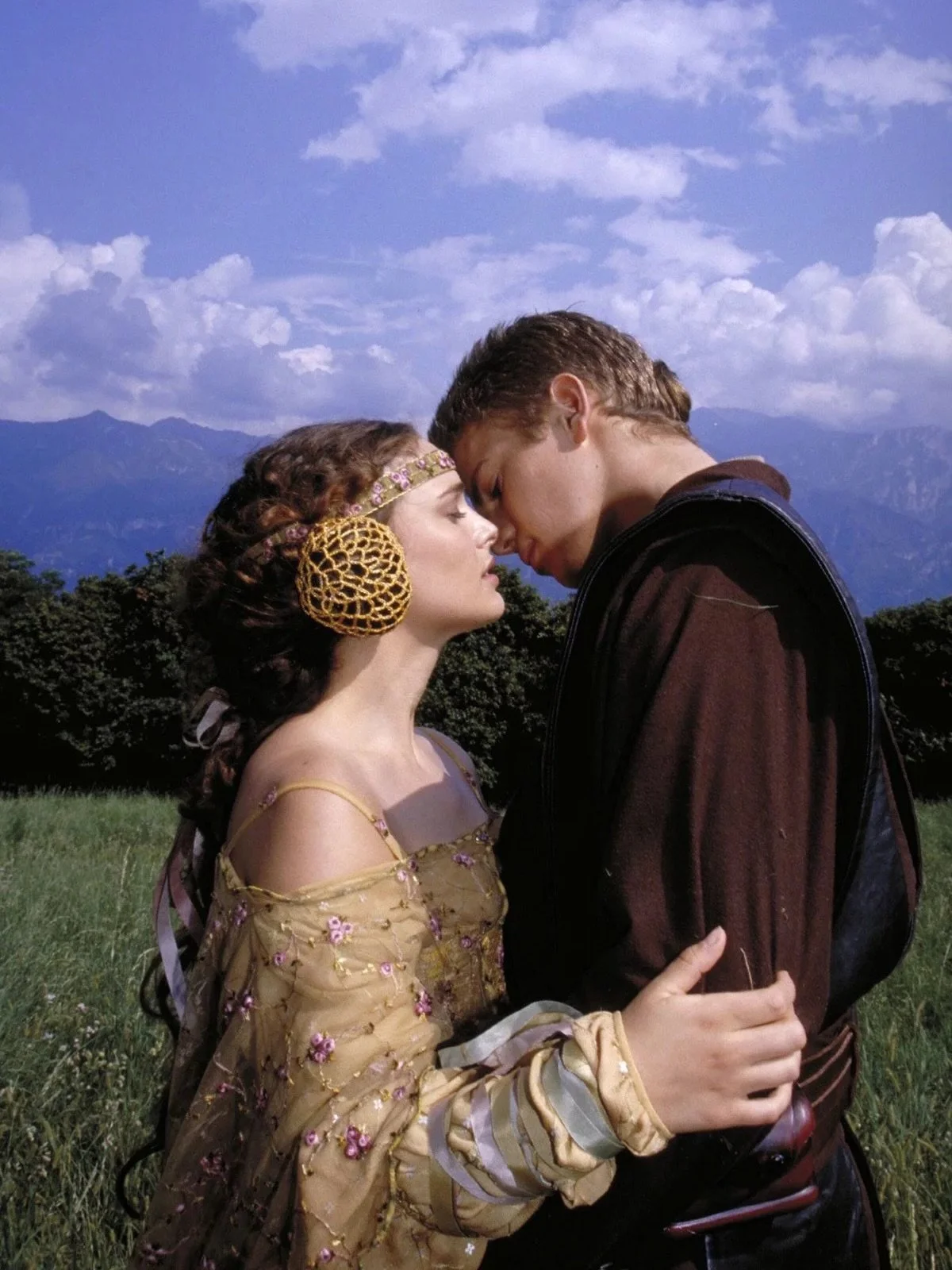 in honour of star wars day, some padme and anakin pics to break your heart all over again💔

#starwars #revengeofthesith #anakinskywalker #padmeamidala #haydenchristensen