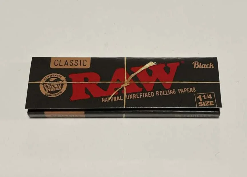 RAW Black Rolling Papers (1¼ Size)