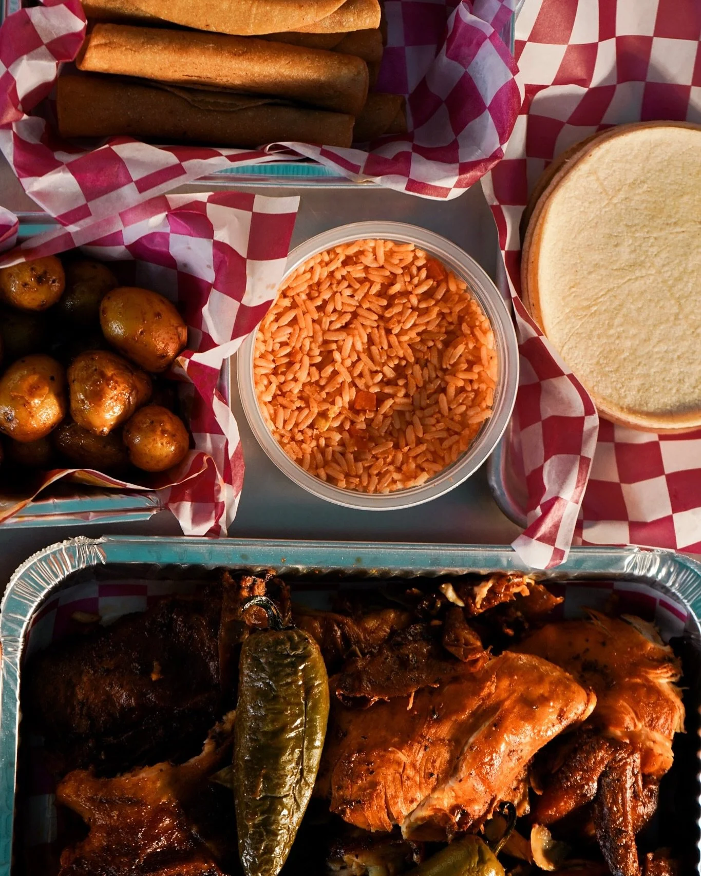 Un combo que lo tiene todo: pollo rostizado, arroz, papitas, taquitos y m&aacute;s 🍗🔥 
Nosotros ponemos el combo, y t&uacute; solo disfrutas&hellip;🐓

#pollorostizado #m&eacute;xico #cancun