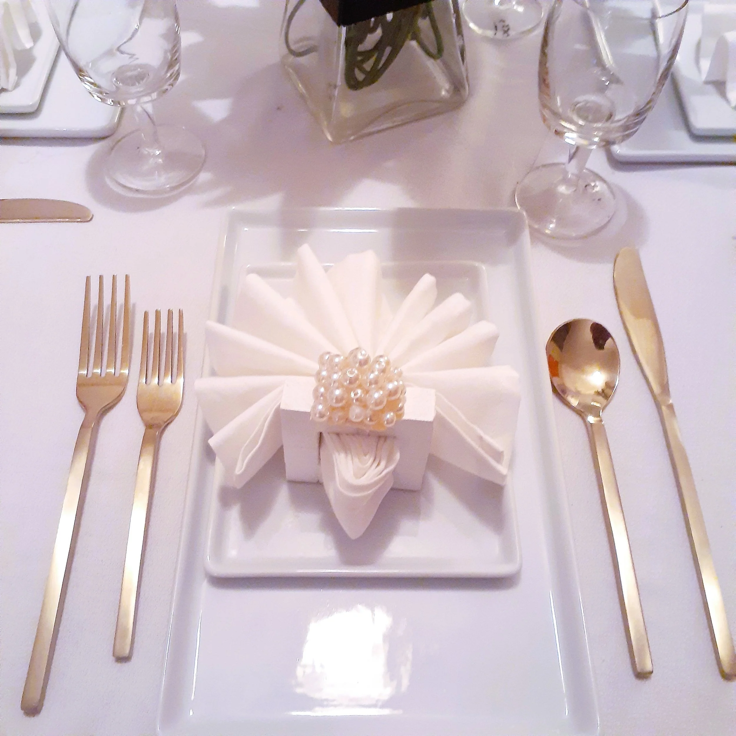 White - Wood Napkin Rings w/Pearls (Rental)