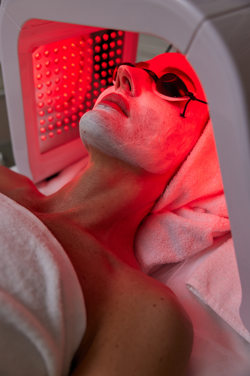 Client receiving LED light therapy.