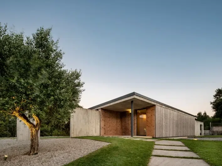 Hormigón visto y pino termotratado integran una casa en el entorno rural gallego