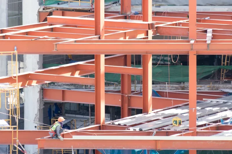 El nuevo acuerdo para priorizar acero nacional impacta en los costos de obras e infraestructura.