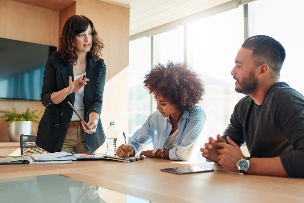 Conseillère Optara présentant une analyse d'approvisionnement à des dirigeants de PME