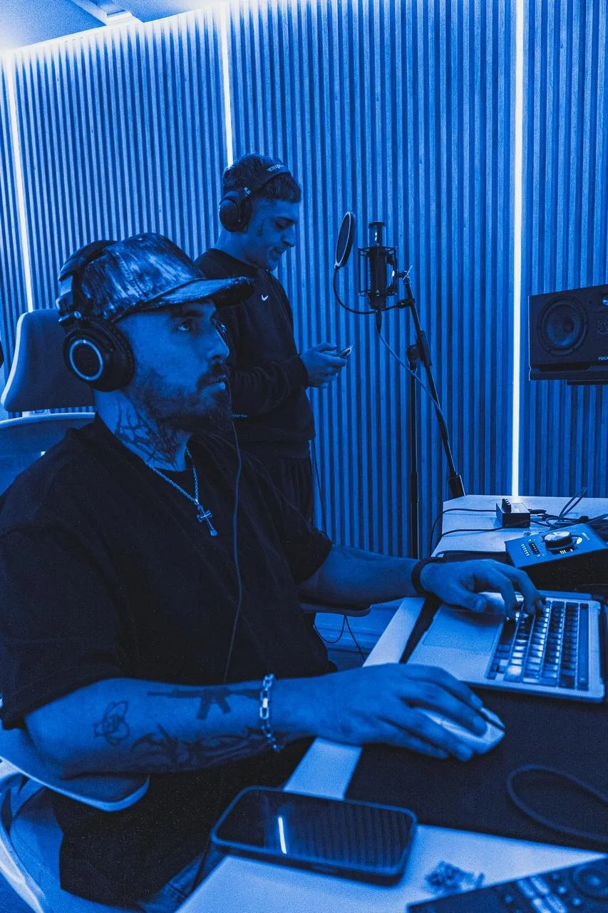 Lidanza en su estudio grabando a un artista