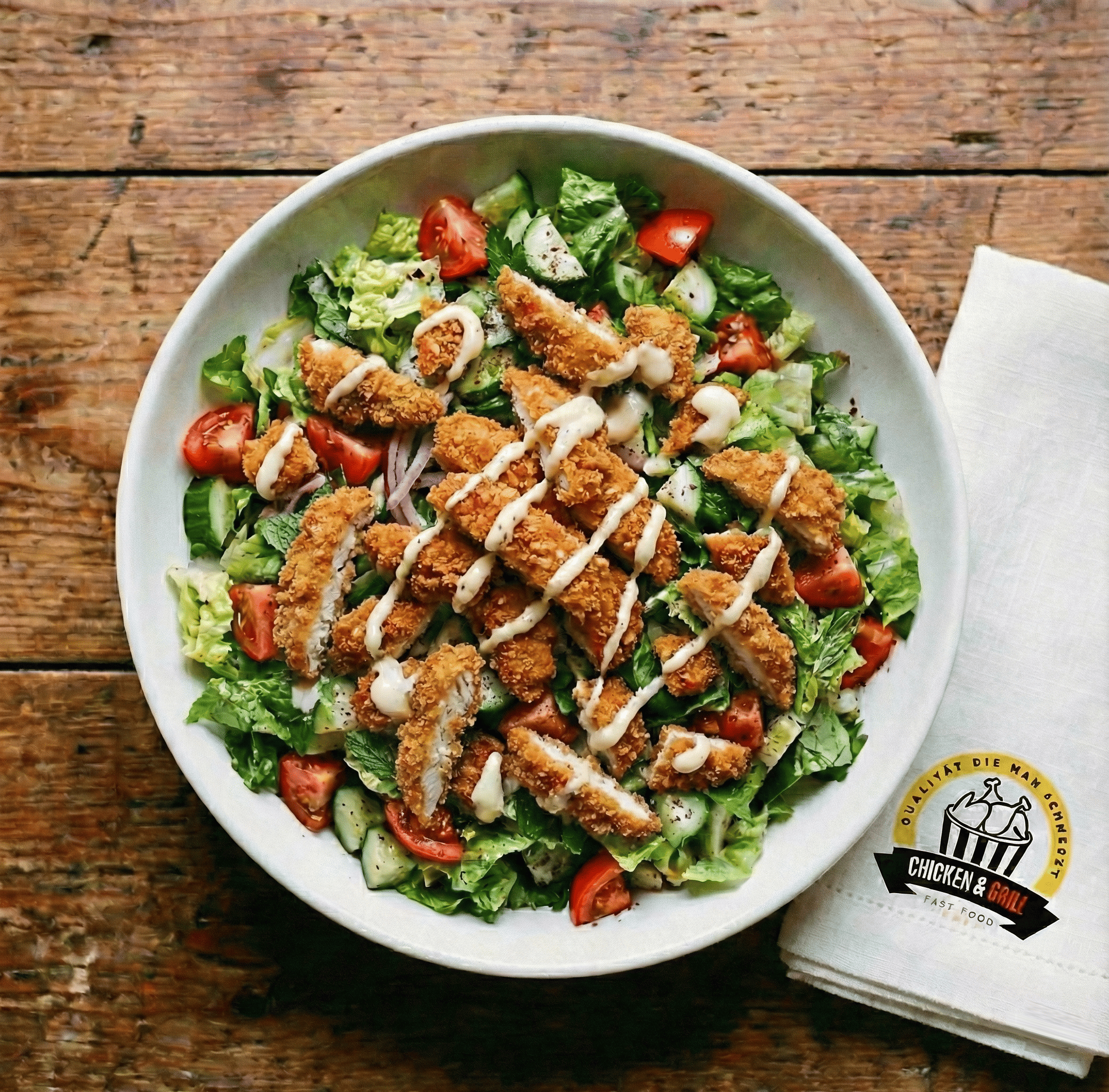 Frischer Crispy Chicken Salat mit knusprigen Hähnchenstreifen bei Chicken & Grill