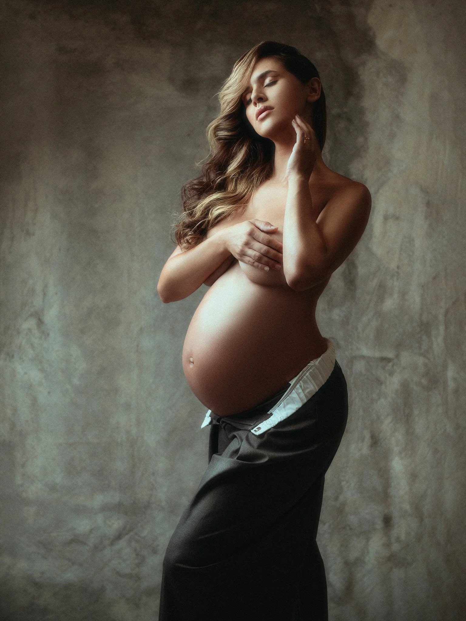 Durante mucho tiempo la maternidad estuvo asociada a una &uacute;nica forma de ser retratada: vestidos largos, flores y poses delicadas, y si, tiene mucha validez ✨ pero hace algunos a&ntilde;os sent&iacute; la necesidad de explorar otro camino 🙌
Me