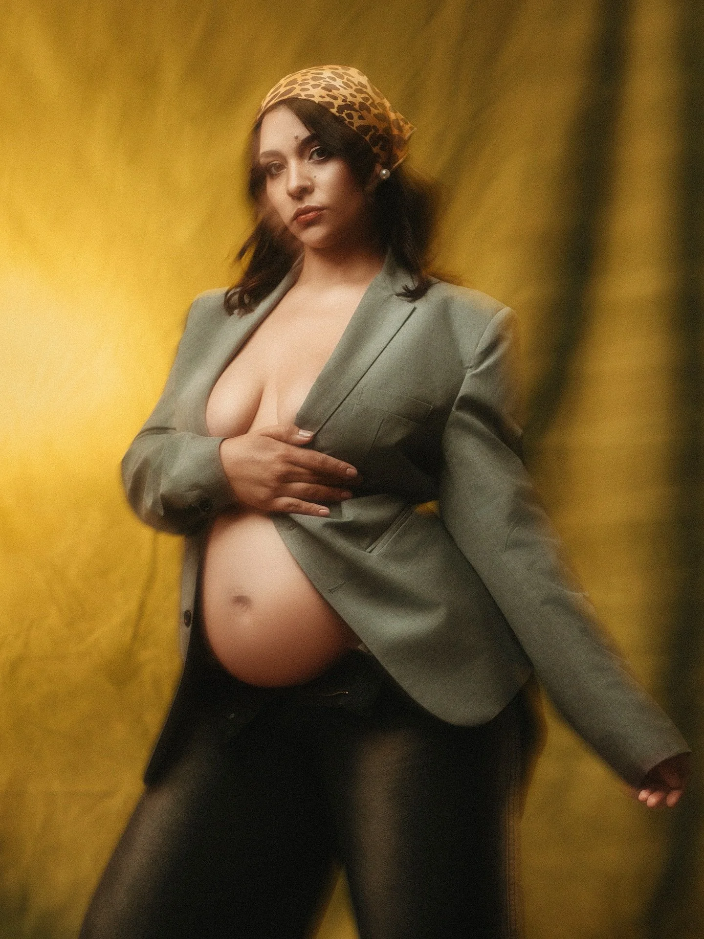 La identidad de una maternidad audaz y con mucha presencia ✨
Este momento revela la fuerza de la mujer creadora 🙌

Model: @galeanomm 
Backdrops: @jb_fineartbackdrops 
Iluminaci&oacute;n con equipos @visico.global de @megafoto_ok

#cutepregnancy