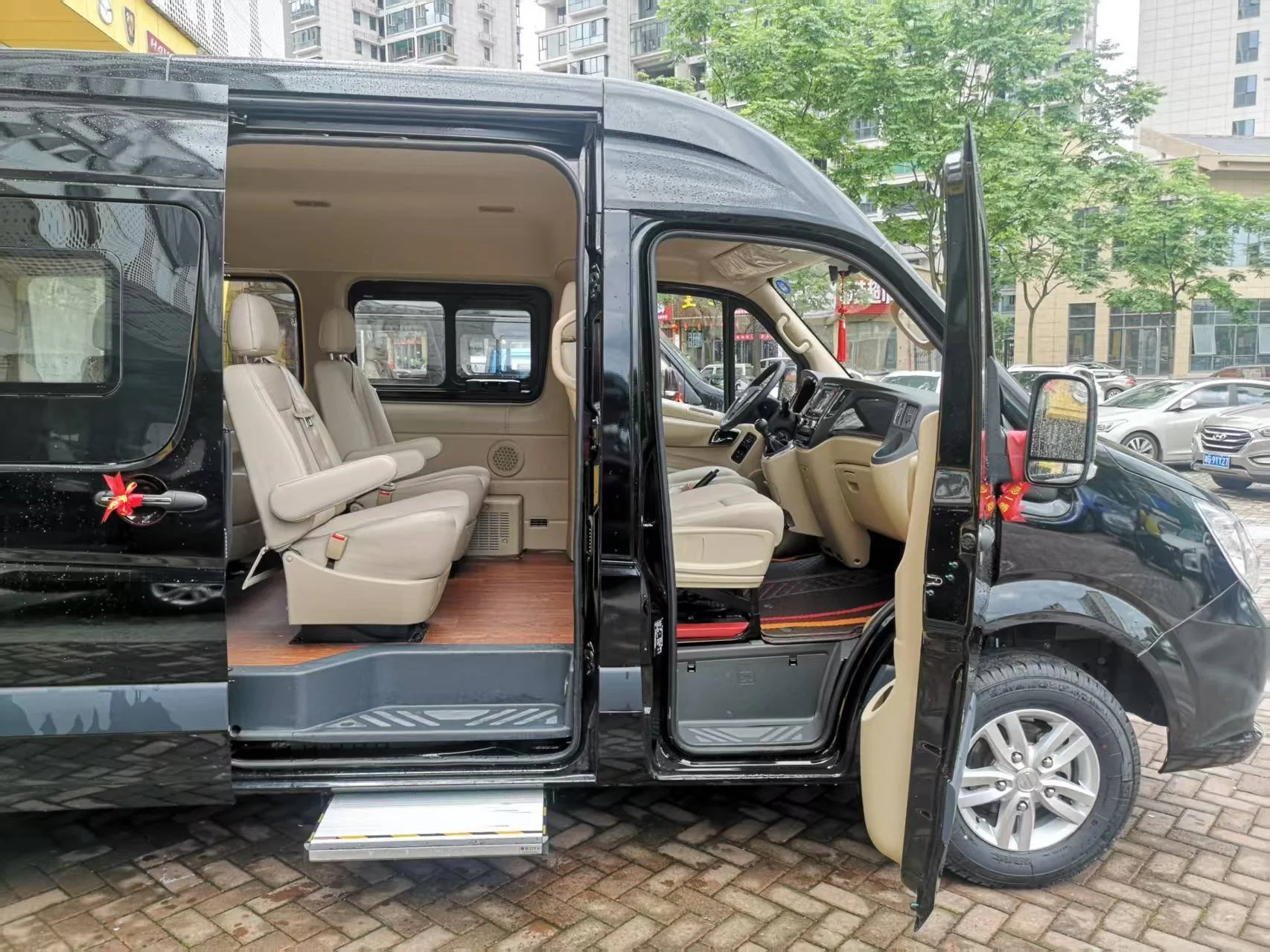 One-way airport pick-up/drop-off fee for a 15-seat vehicle.jpg