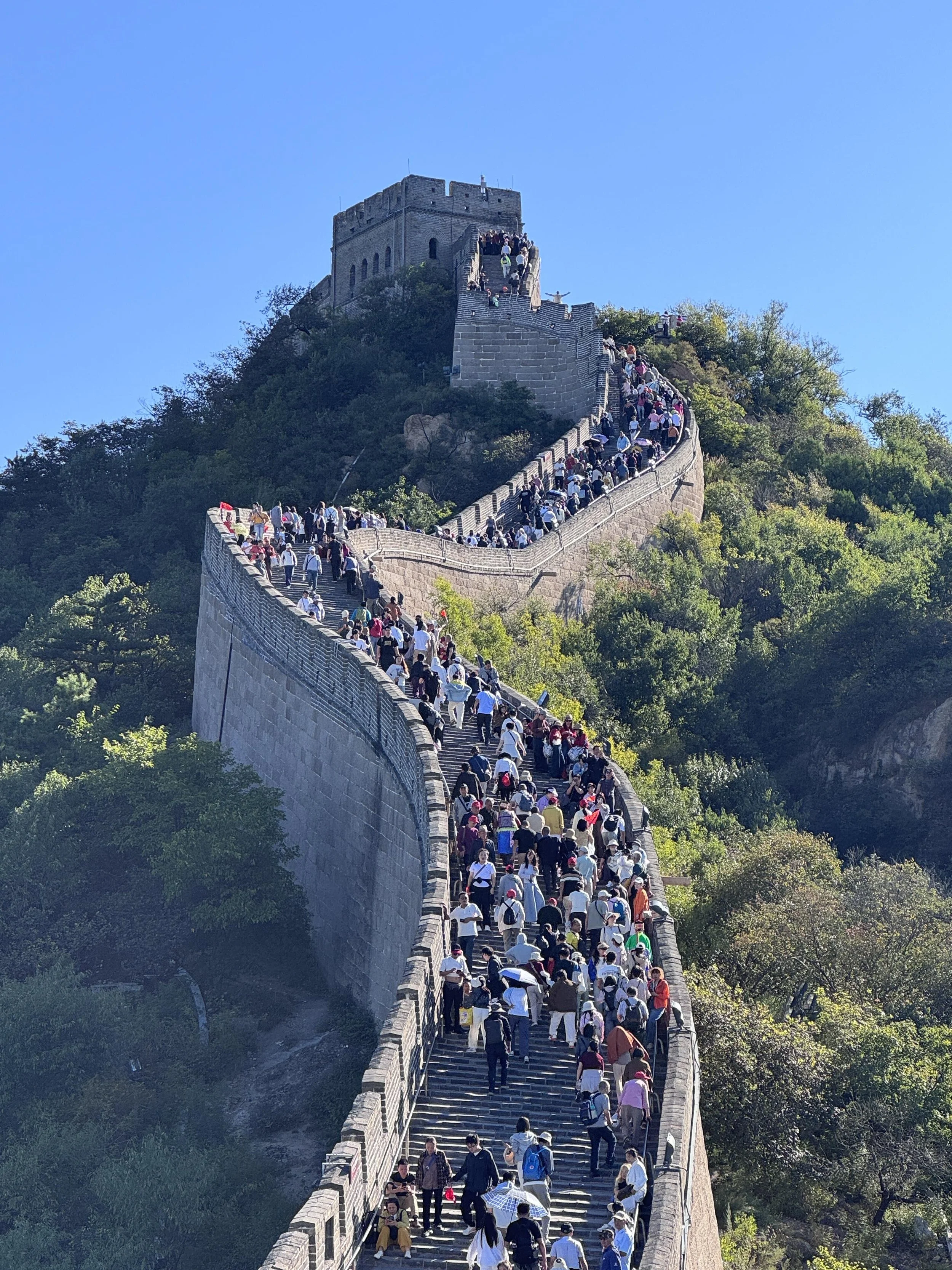Badaling Great Wall at peak capacity — crowds climbing Haohanpo, up to 70,000 visitors a day