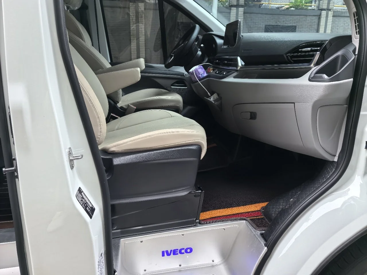 Xi'an Day Tour Private Car Charter Service 7-Seat Vehicle).jpg