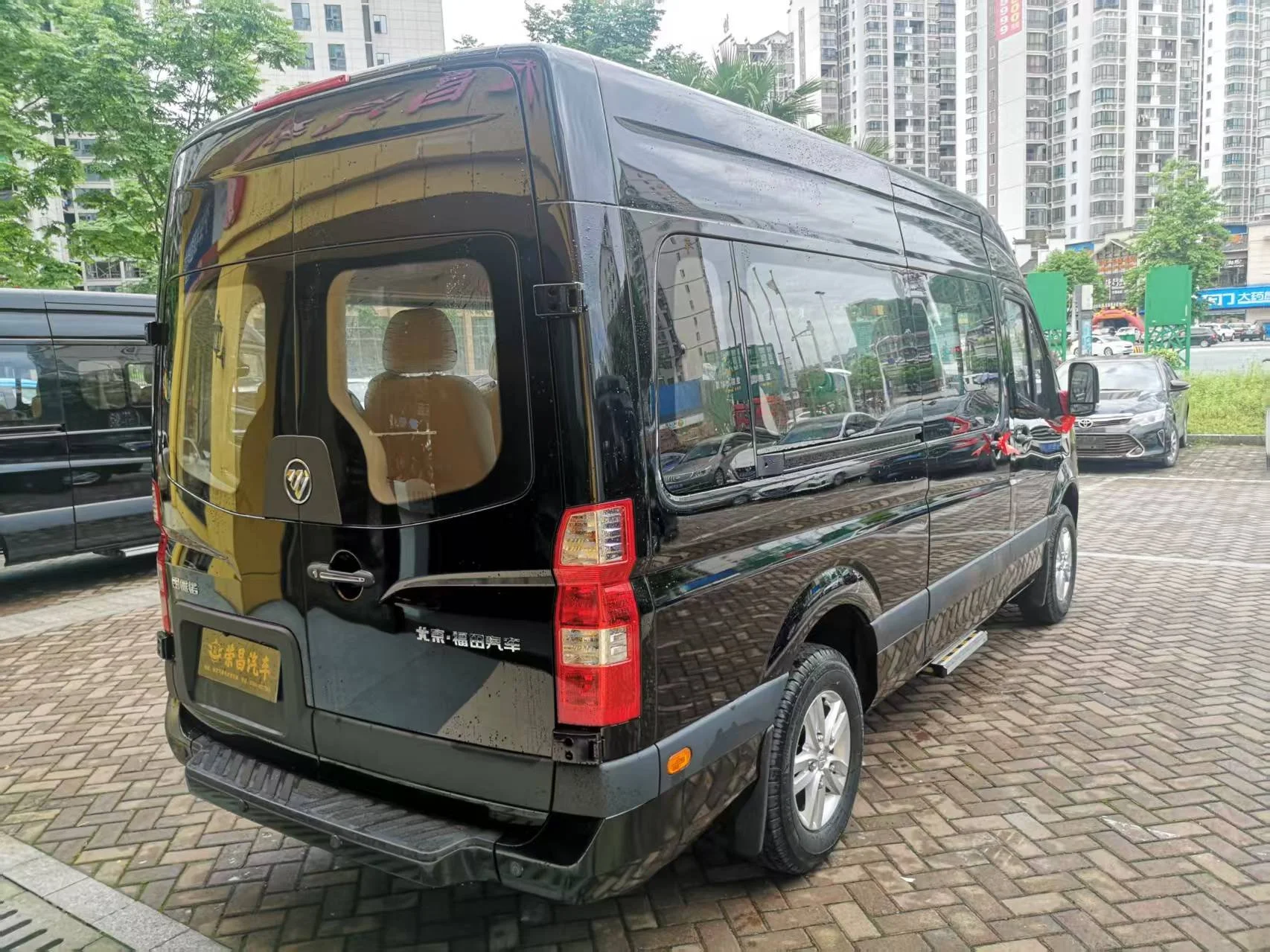 One-way airport pick-up/drop-off fee for a 15-seat vehicle.jpg