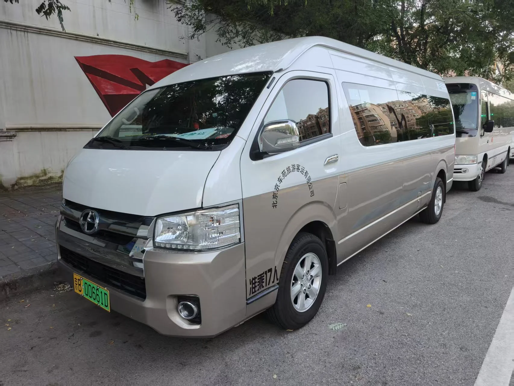 One-way airport pick-up/drop-off fee for a 5-seat vehicle.jpg