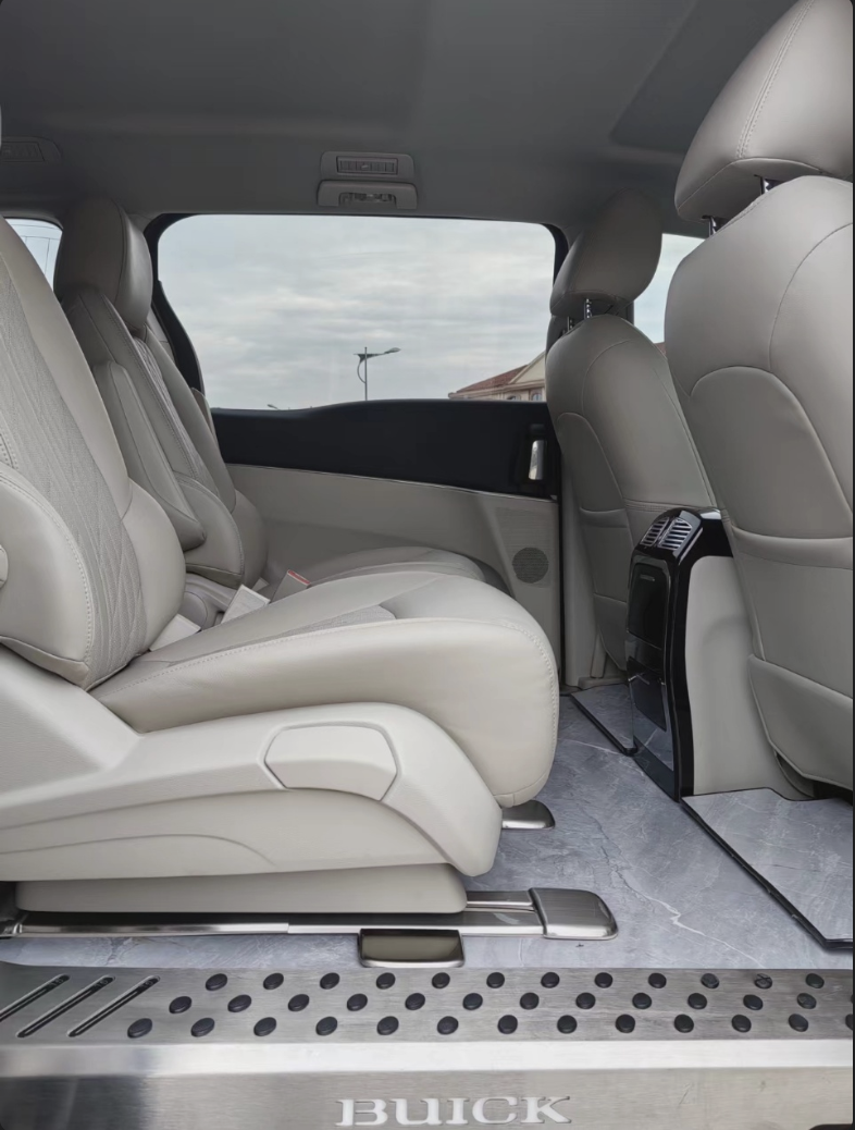 One-way airport pick-up/drop-off fee for a 7-seat vehicle.png